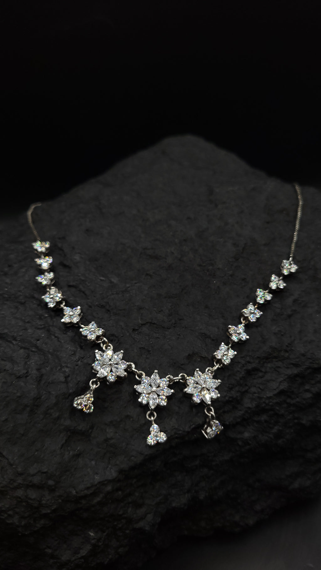 Collier "Schneeblüte" · 925 Sterling Silber · weiße Zirkonia· Florales Design
