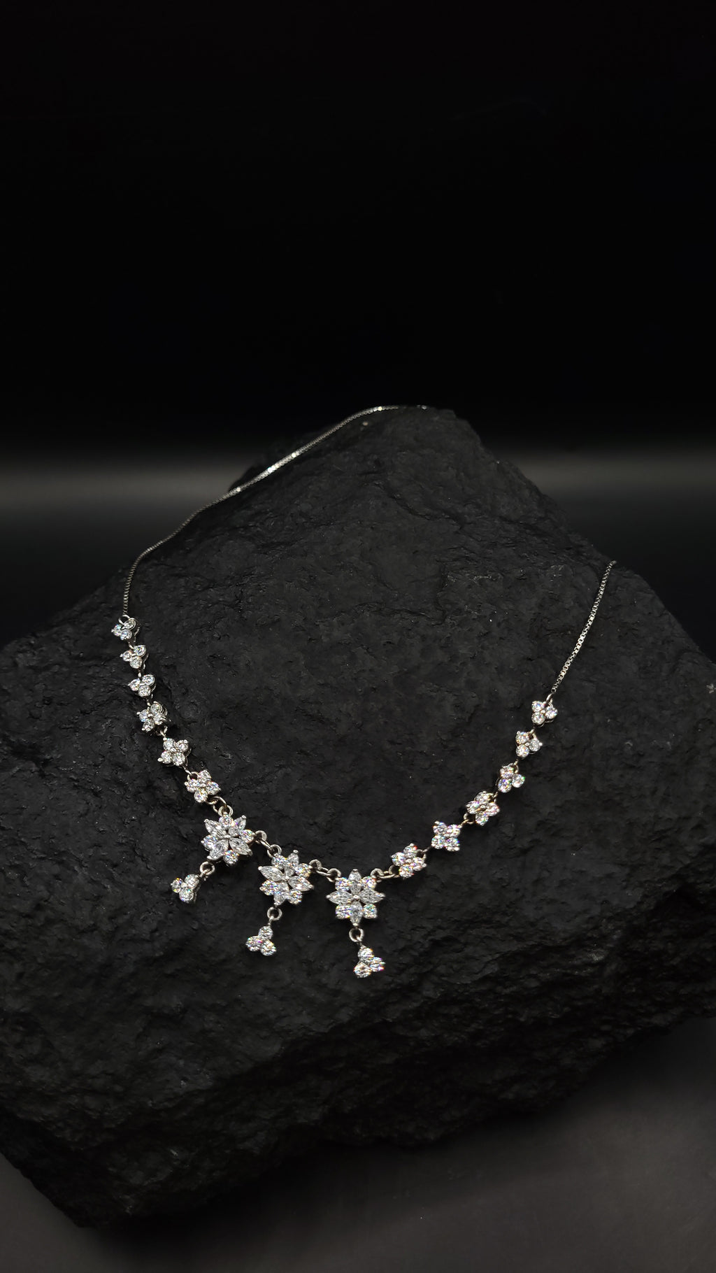 Collier "Schneeblüte" · 925 Sterling Silber · weiße Zirkonia· Florales Design
