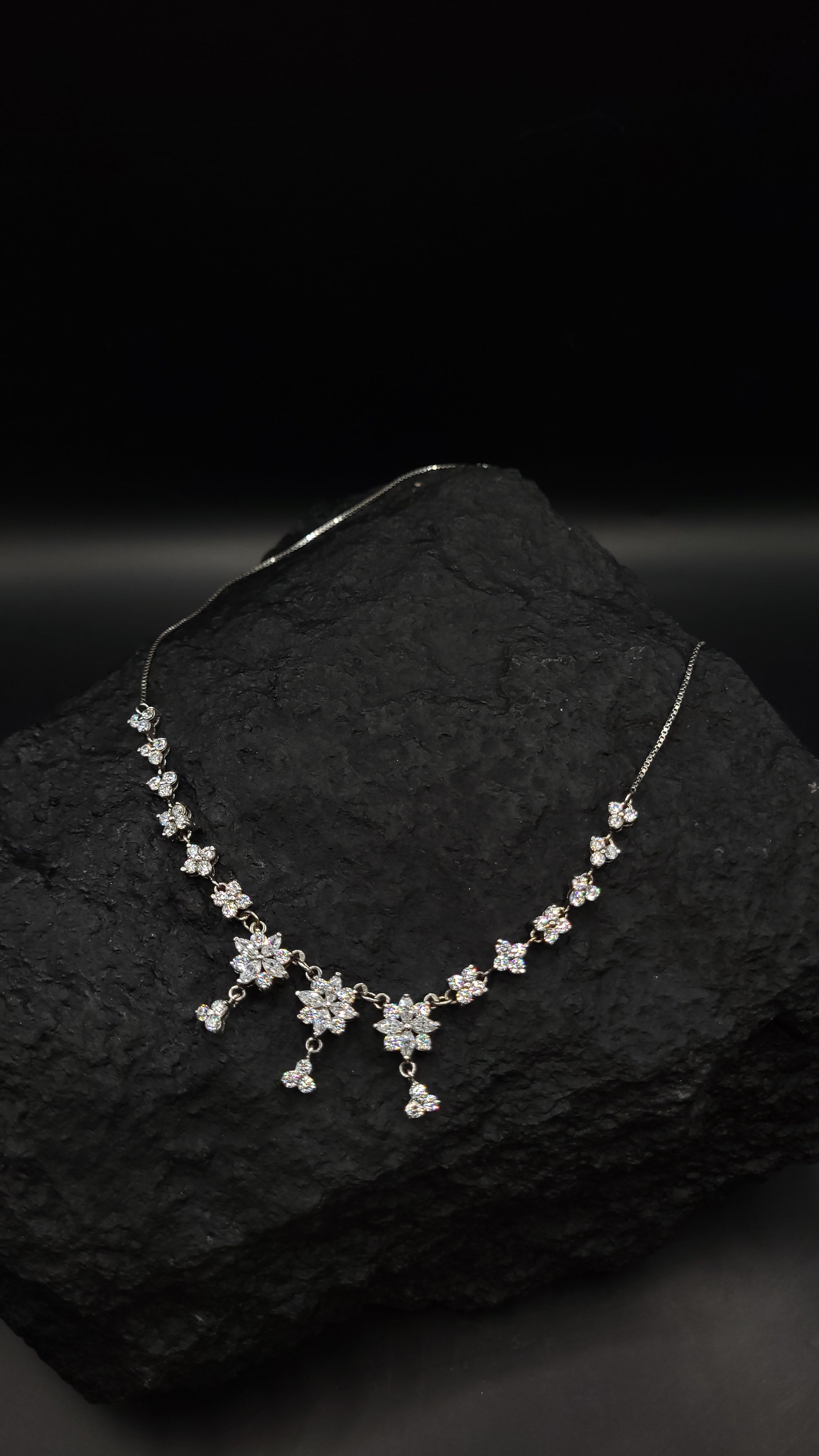 Collier "Schneeblüte" · 925 Sterling Silber · weiße Zirkonia· Florales Design
