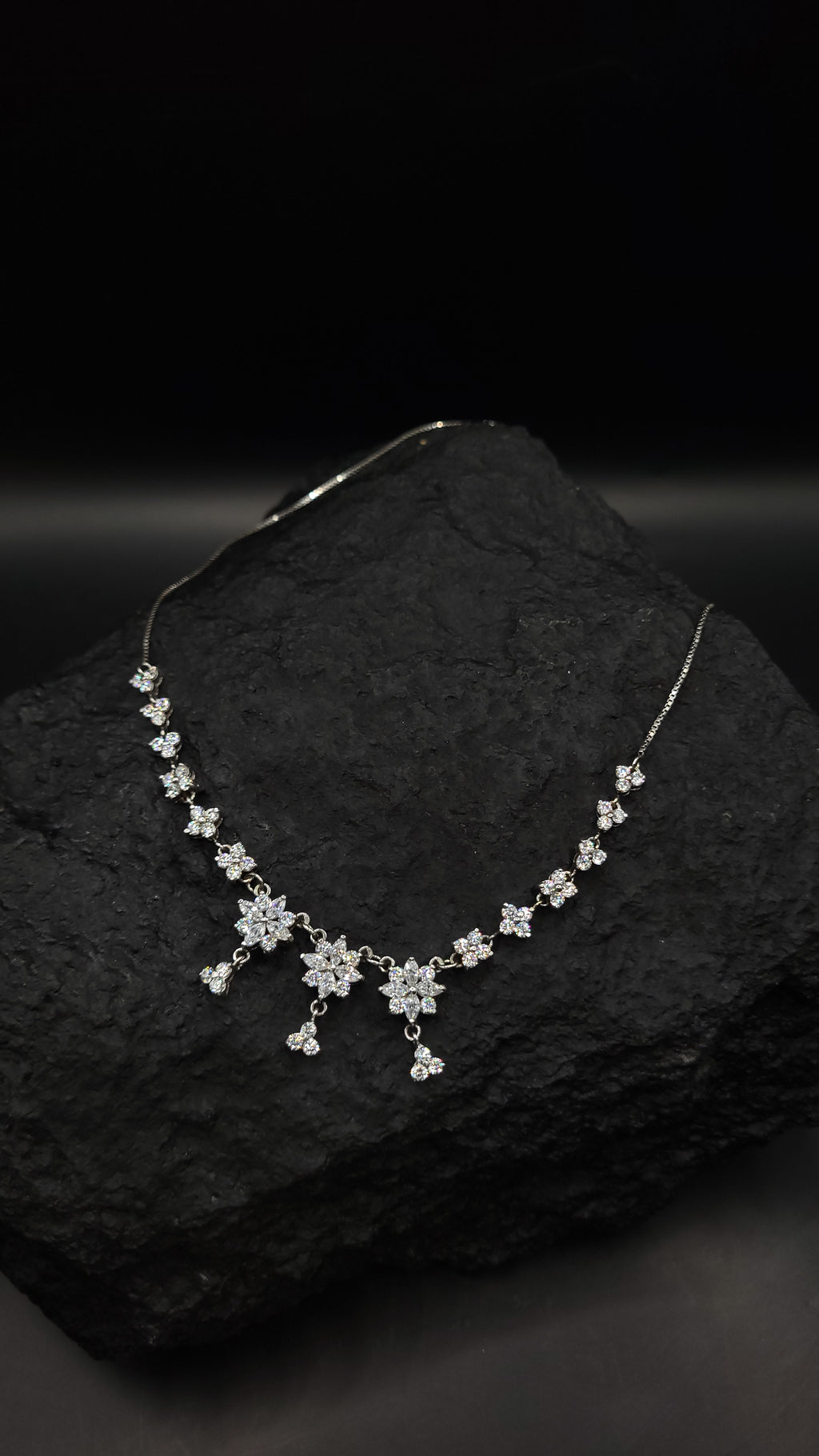 Collier "Schneeblüte" · 925 Sterling Silber · weiße Zirkonia· Florales Design
