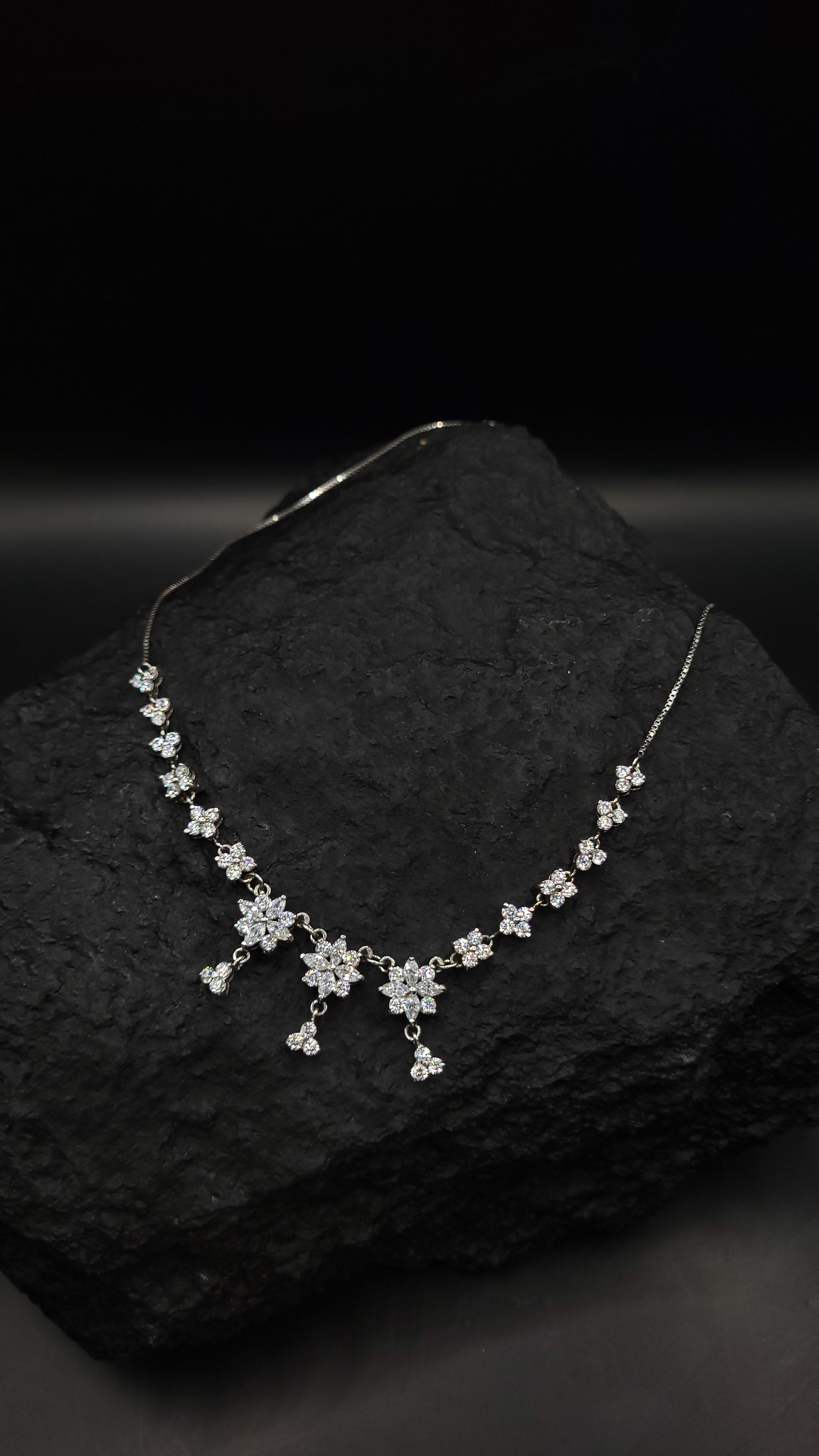 Collier "Schneeblüte" · 925 Sterling Silber · weiße Zirkonia· Florales Design