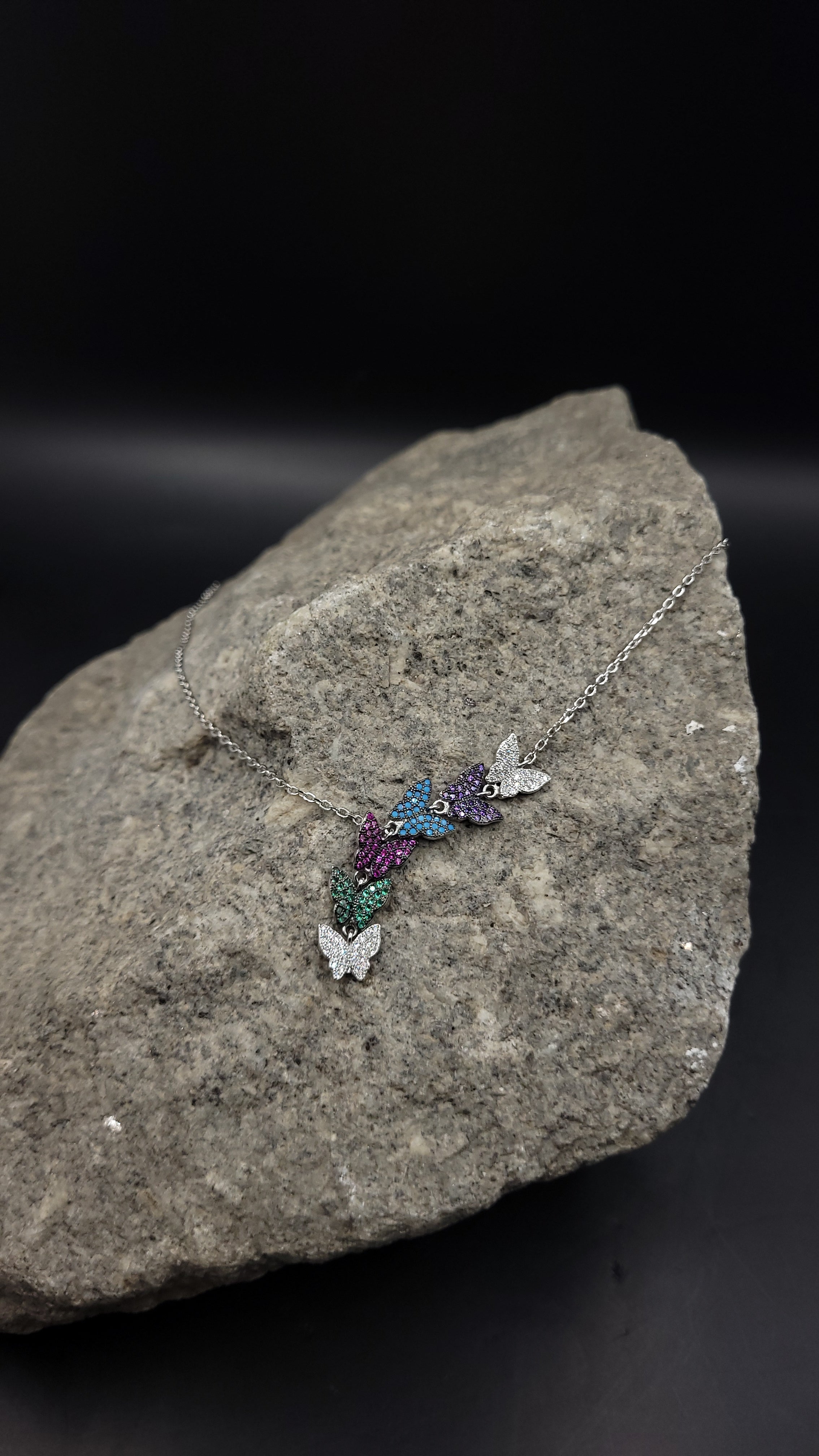 Y-Collier "Butterfly Power" · 925 Sterling Silber · Edelsteine: Amethyst, Türkis, Rubin, Smaragd