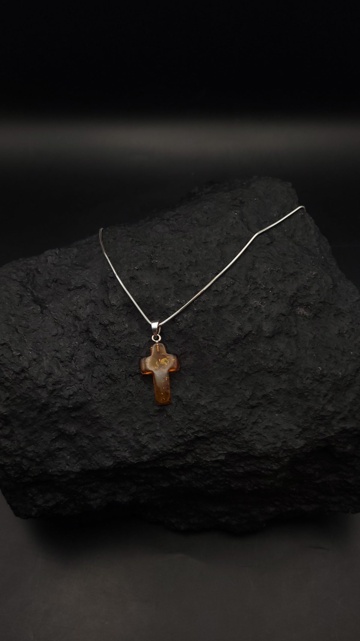 Kreuz-Kette aus Bernstein & 925 Sterling Silber – Unikat