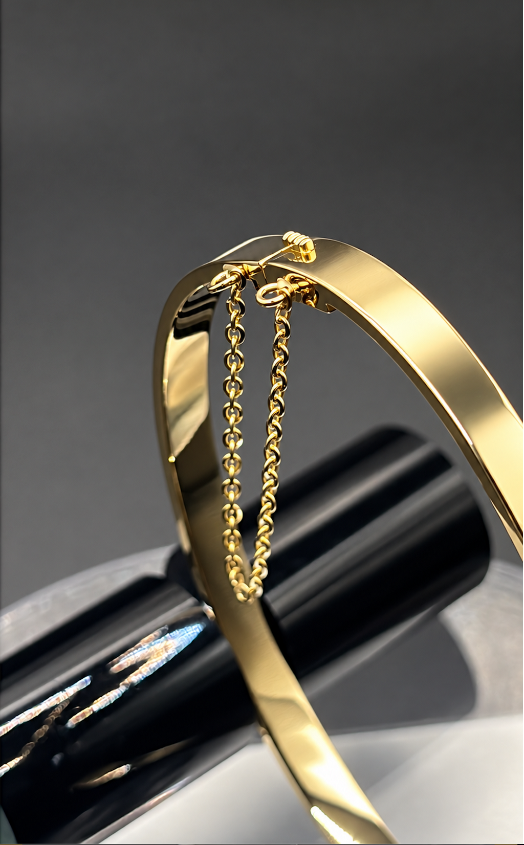 Goldene Eleganz · 585 Gold Armreif / Armspange · massiv · Gelbgold · 14 Karat