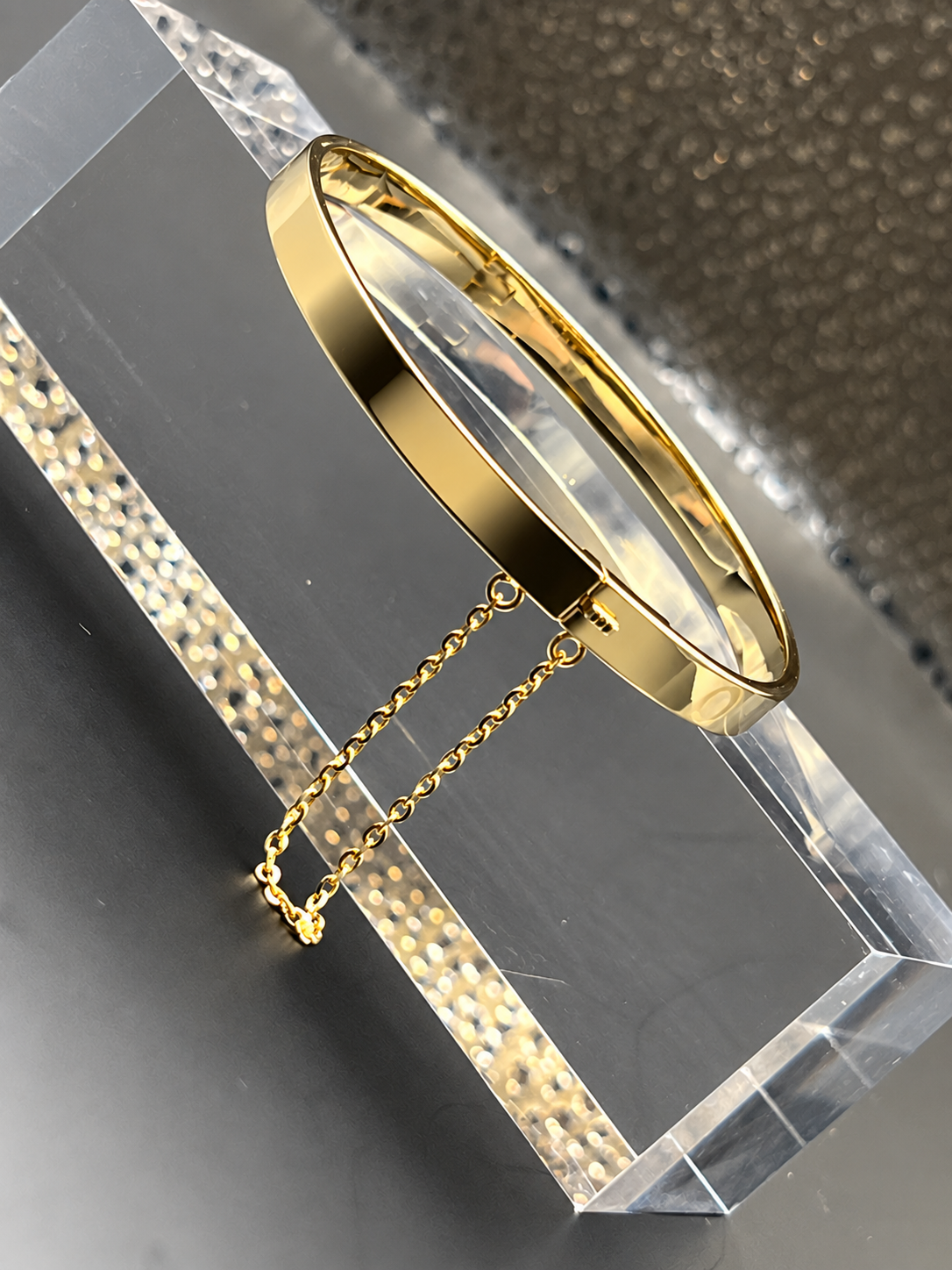 Goldene Eleganz · 585 Gold Armreif / Armspange · massiv · Gelbgold · 14 Karat