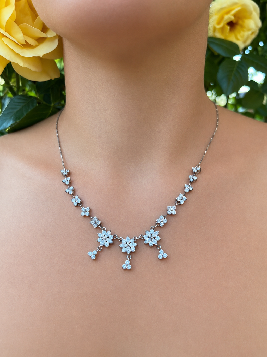 Collier "Schneeblüte" · 925 Sterling Silber · weiße Zirkonia· Florales Design