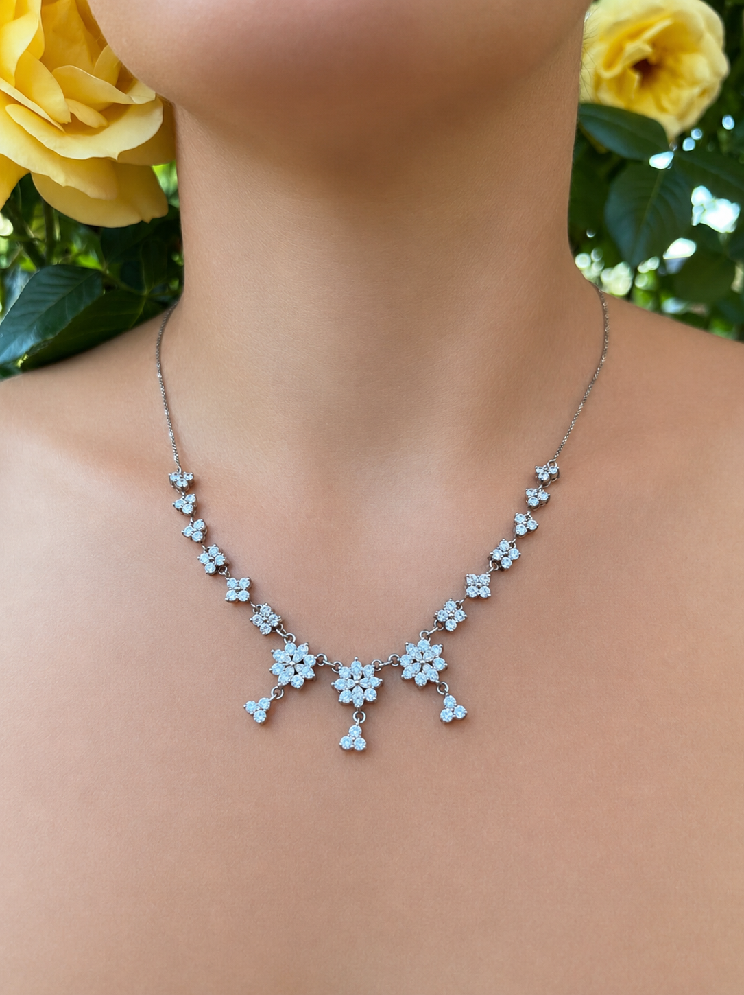 Collier "Schneeblüte" · 925 Sterling Silber · weiße Zirkonia· Florales Design