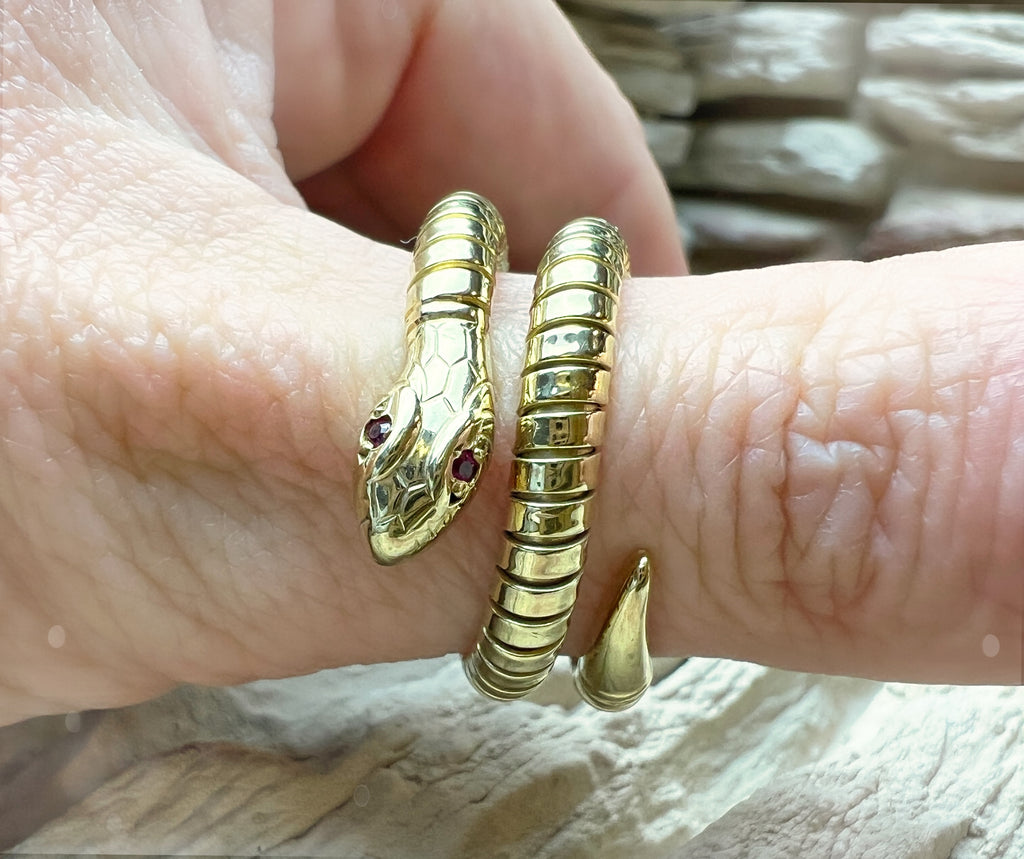 Luxus-Ring "Snake" aus 750er Gold mit funkelnden Rubin-Augen – ab Nr. 62 (22) verstellbar