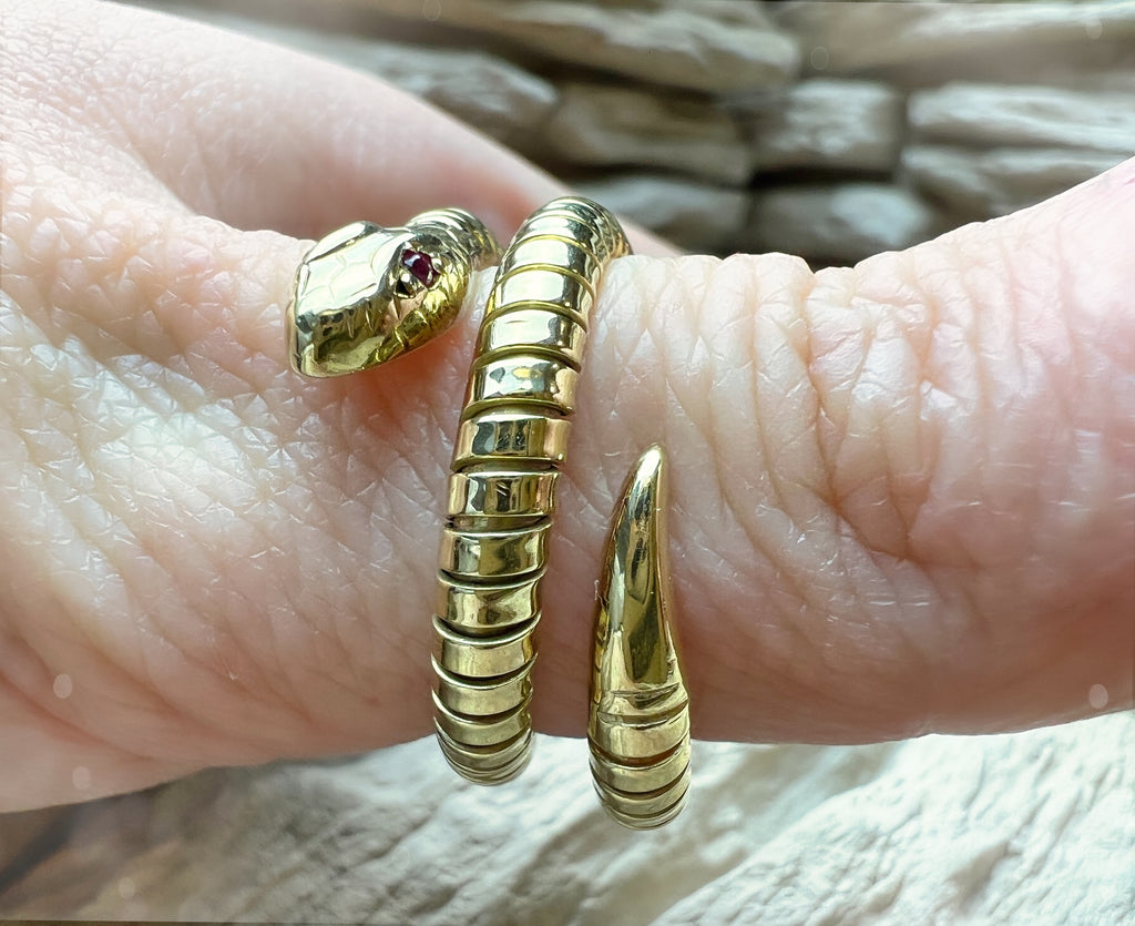 Luxus-Ring "Snake" aus 750er Gold mit funkelnden Rubin-Augen – ab Nr. 62 (22) verstellbar