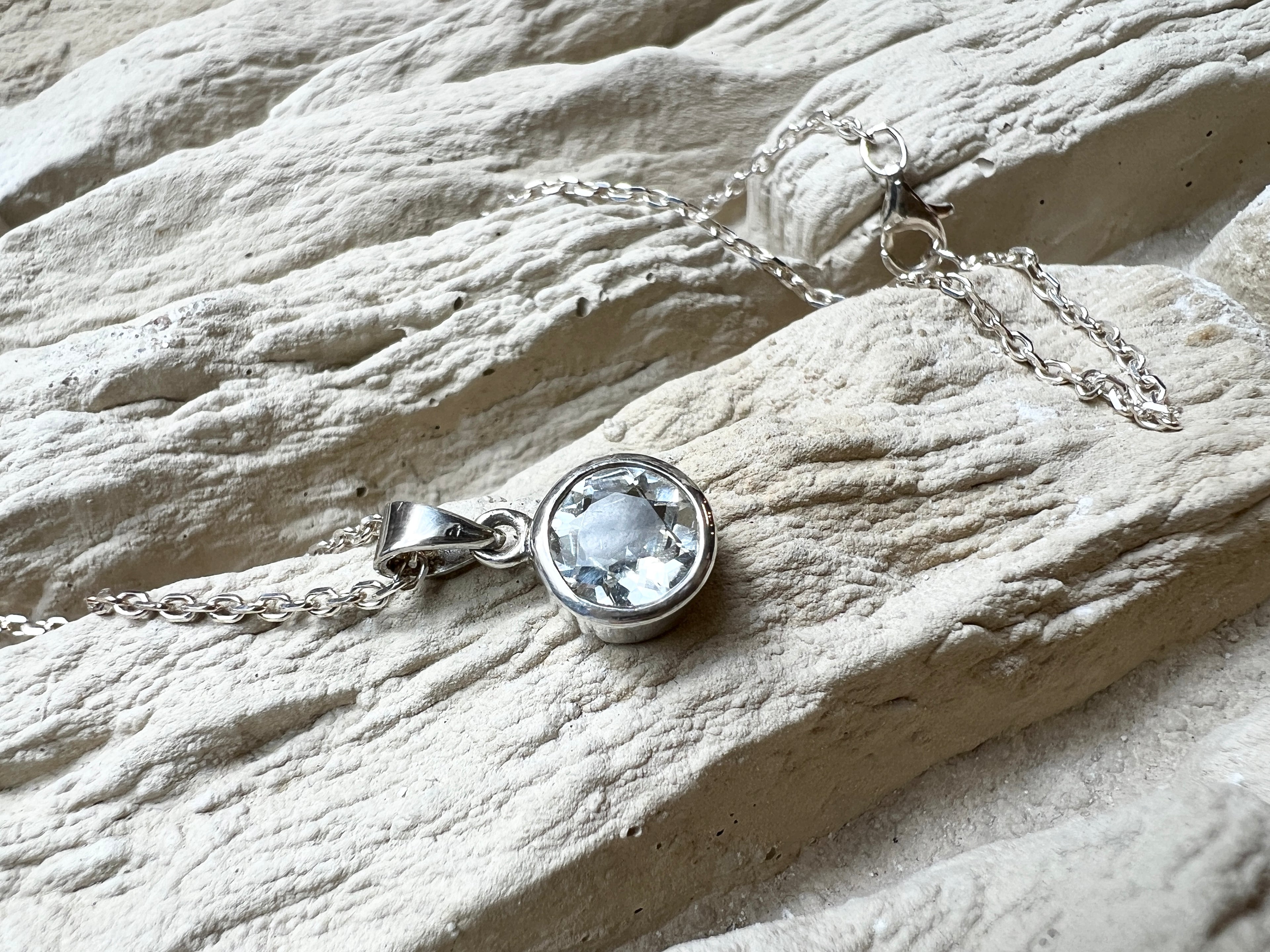 Halskette "Ruhe, Klarheit, Frische" - 925 Sterling Silber - 45 cm - Amethyst, Edeltopas weiß oder blau