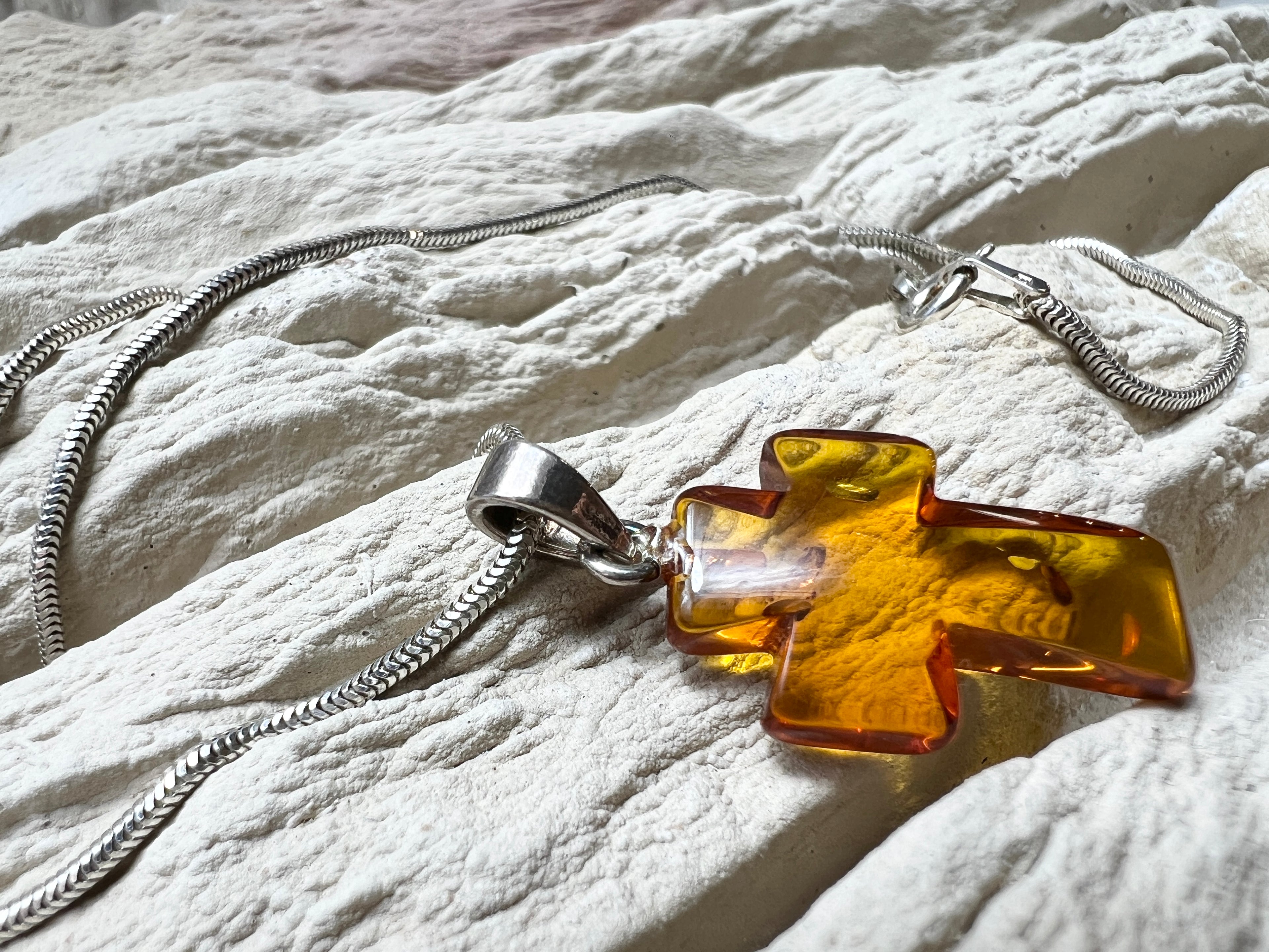 Kreuz-Kette aus Bernstein & 925 Sterling Silber – Unikat