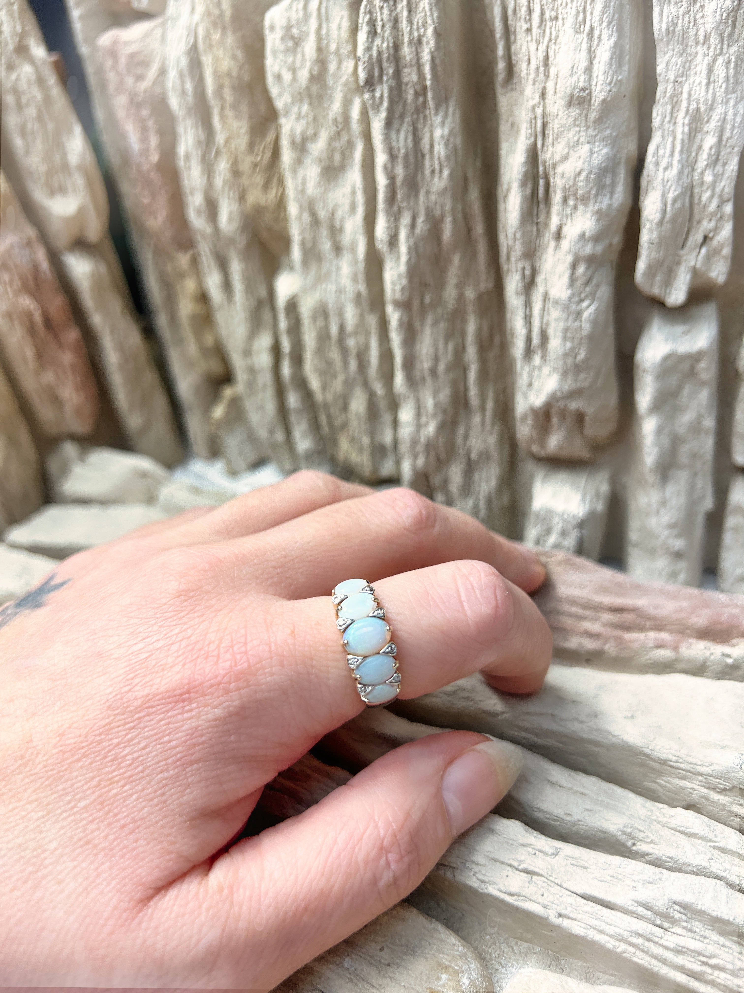 LUXUS-Ring aus 585er Gold mit schimmernden Opalen – Nr. 57-58 (17-18)