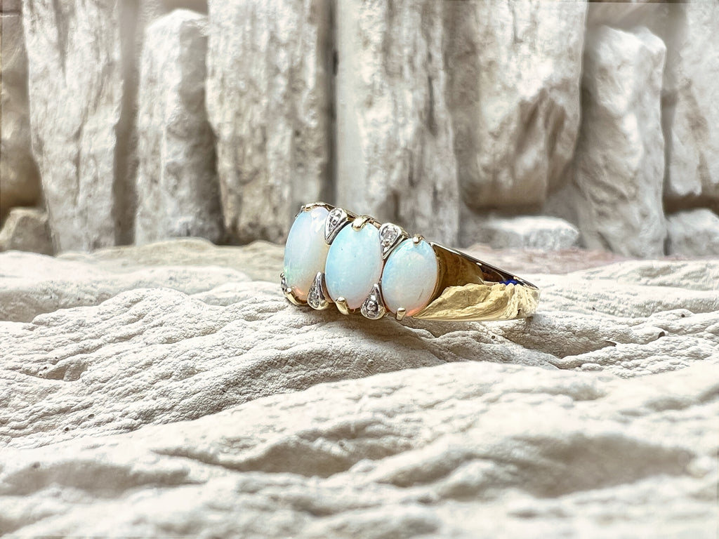 LUXUS-Ring aus 585er Gold mit schimmernden Opalen – Nr. 57-58 (17-18)