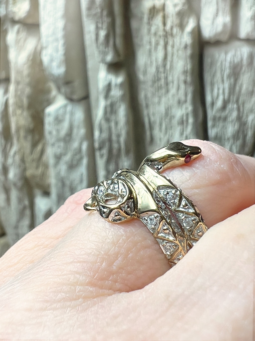 Luxus-Ring "Snake" - 333 Gold - funkelnde Rubin-Augen & 30 Diamanten