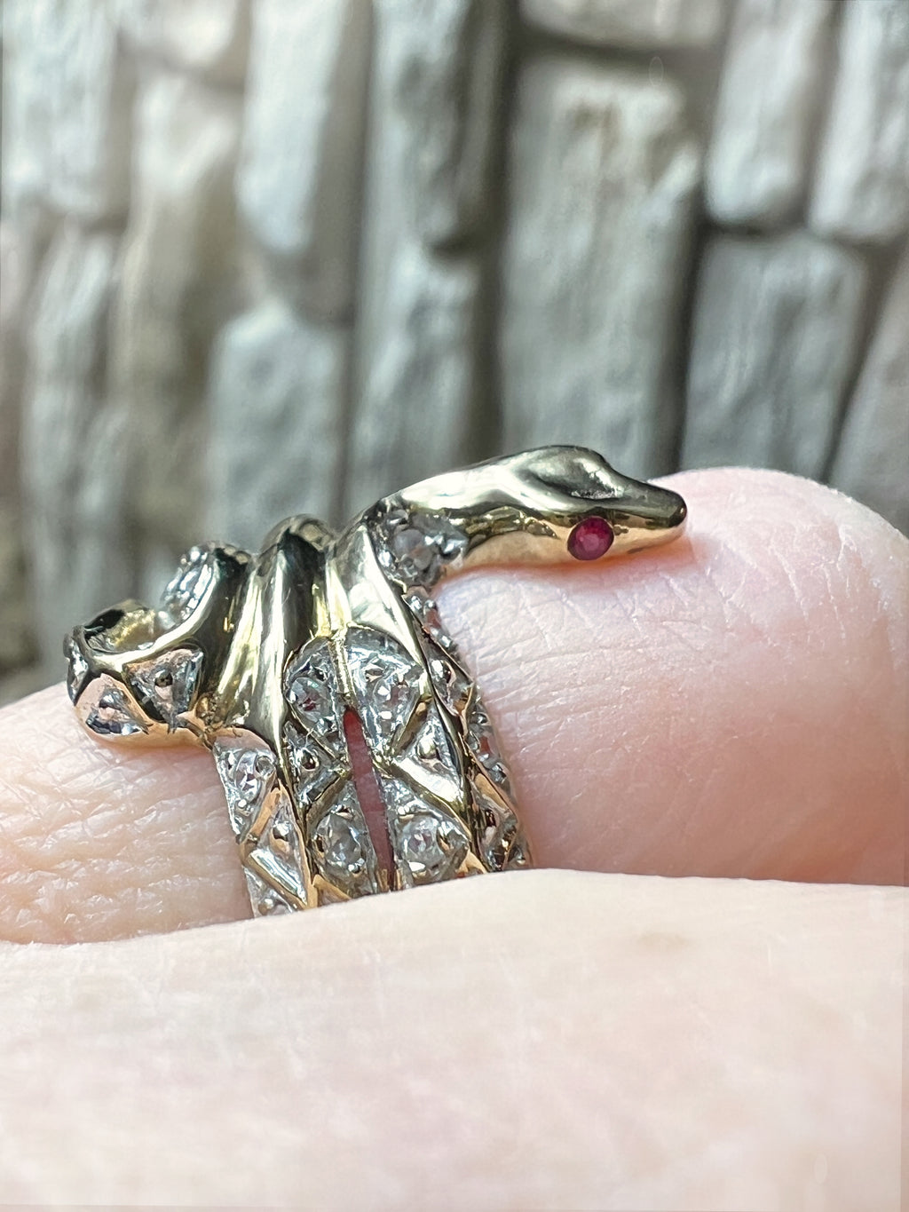 Luxus-Ring "Snake" - 333 Gold - funkelnde Rubin-Augen & 30 Diamanten