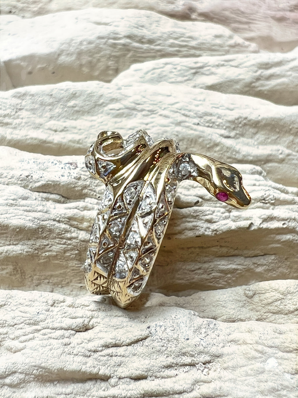 Luxus-Ring "Snake" - 333 Gold - funkelnde Rubin-Augen & 30 Diamanten
