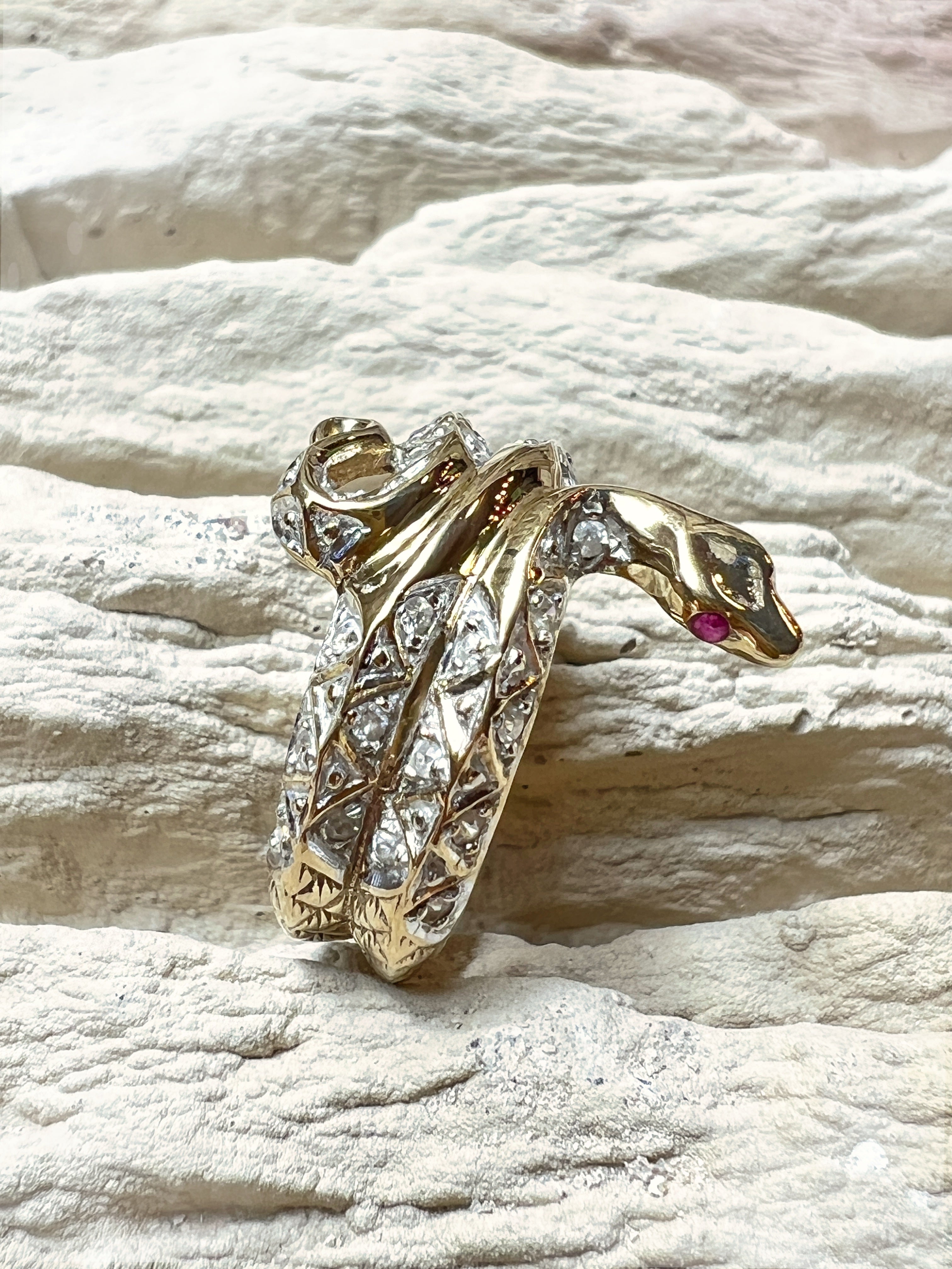 Luxus-Ring "Snake" - 333 Gold - funkelnde Rubin-Augen & 30 Diamanten