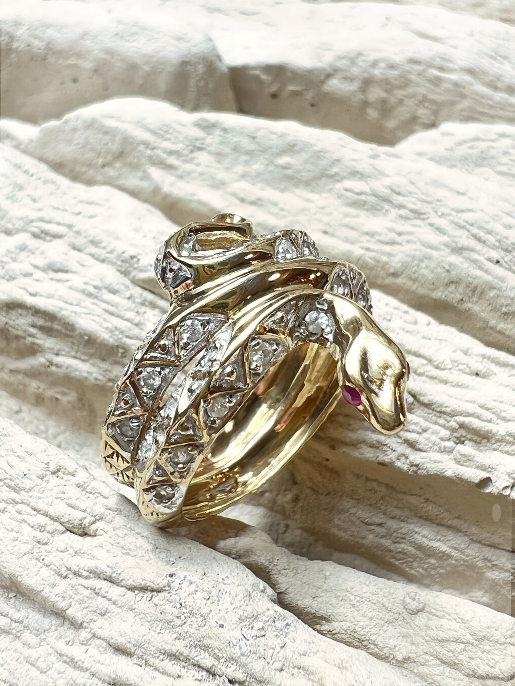 Luxus-Ring "Snake" - 333 Gold - funkelnde Rubin-Augen & 30 Diamanten