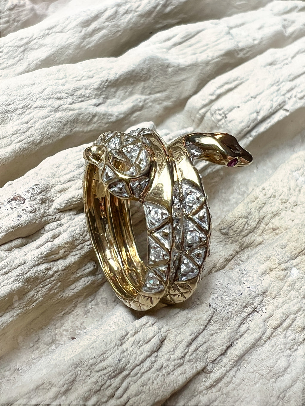 Luxus-Ring "Snake" - 333 Gold - funkelnde Rubin-Augen & 30 Diamanten