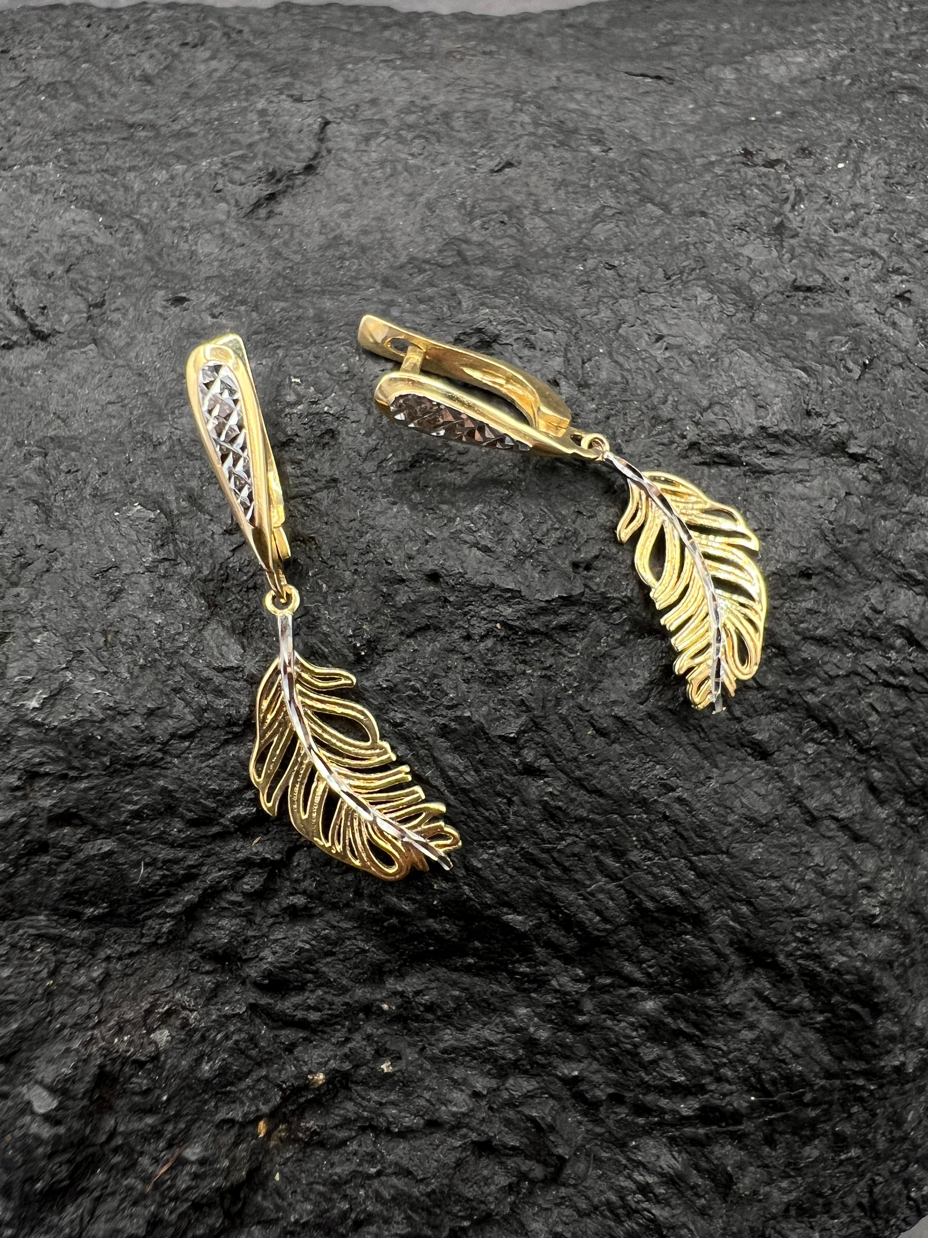 Ohrringe "Bicolor Feder" · 585 Gold · Gelb- und Weißgold · diamantiert