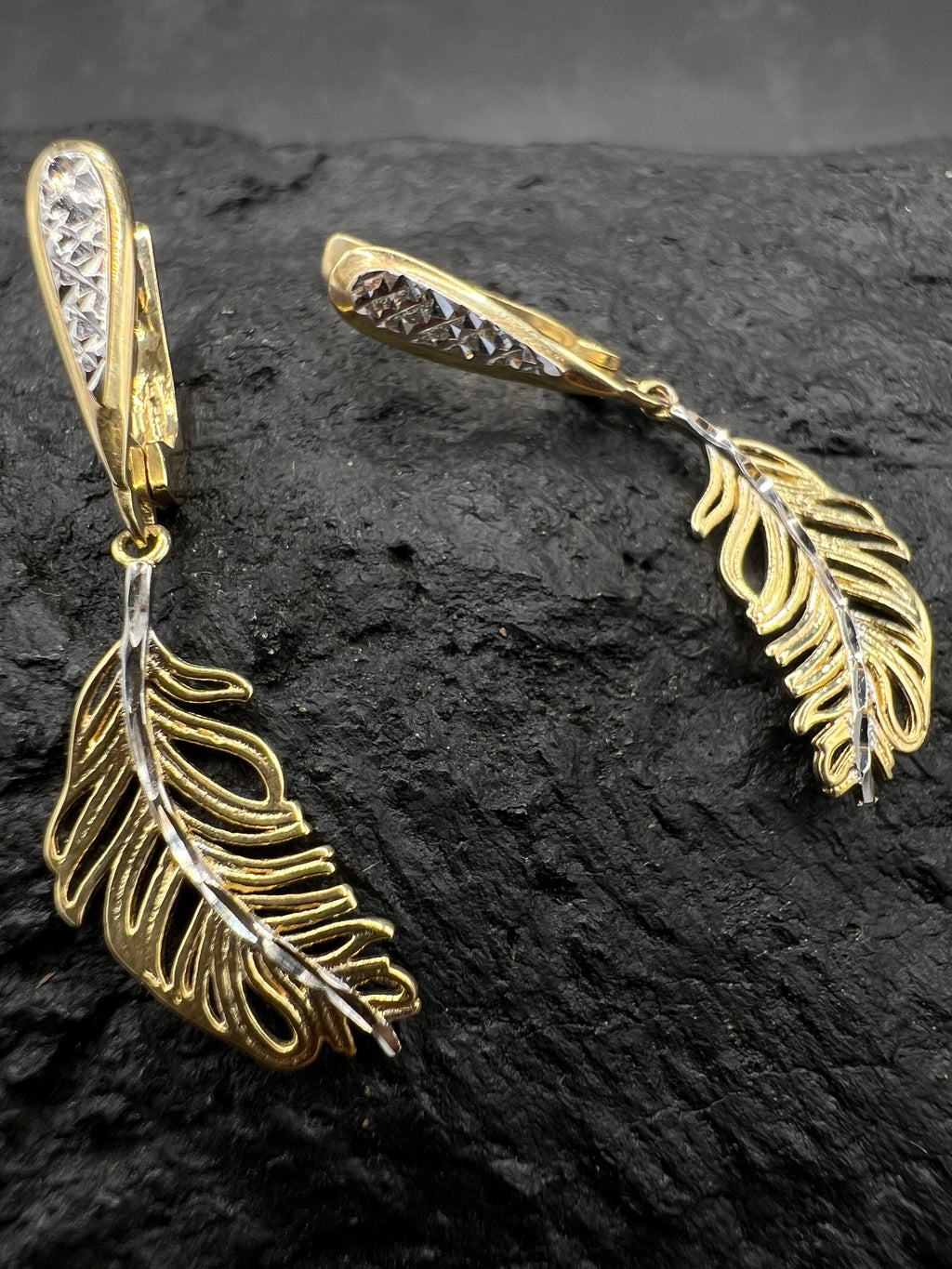 Ohrringe "Bicolor Feder" · 585 Gold · Gelb- und Weißgold · diamantiert