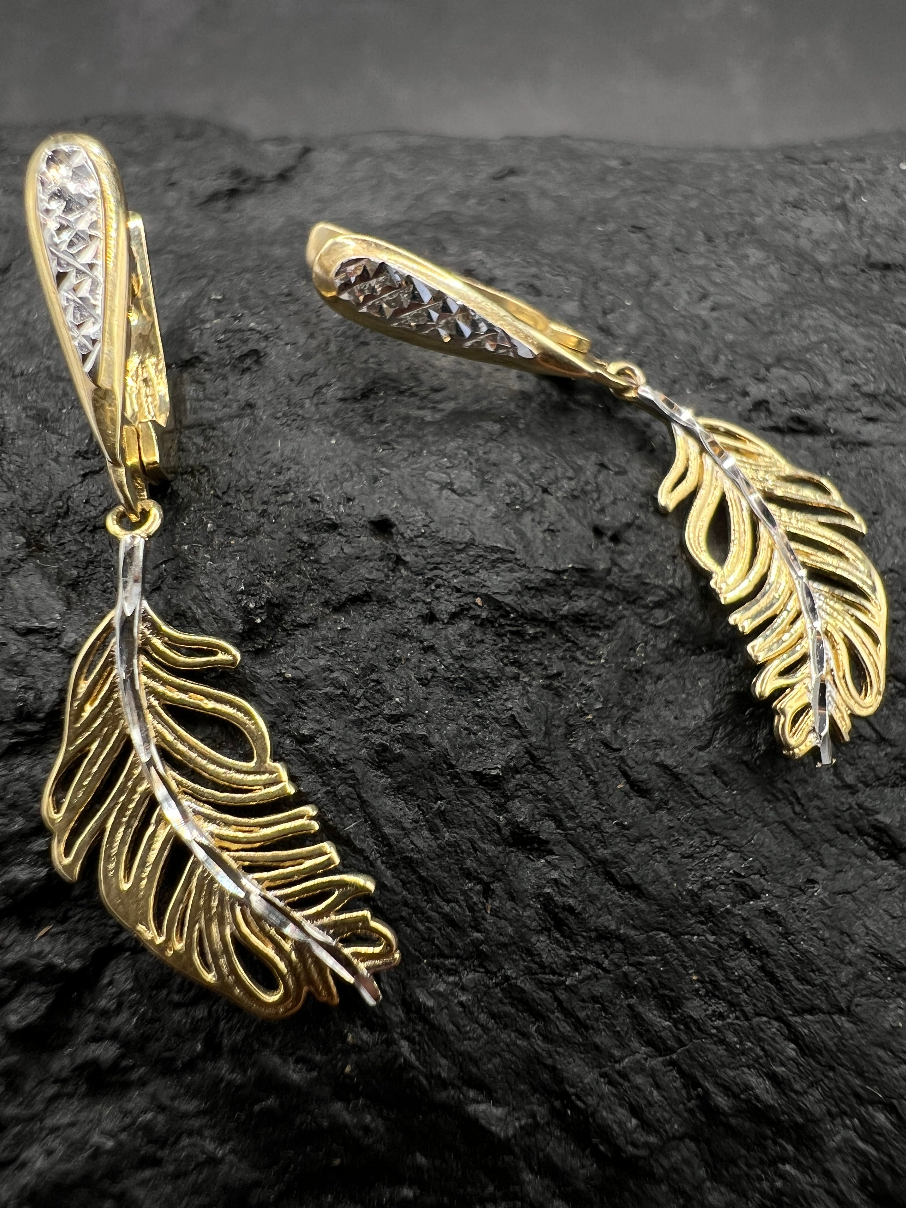 Ohrringe "Bicolor Feder" · 585 Gold · Gelb- und Weißgold · diamantiert
