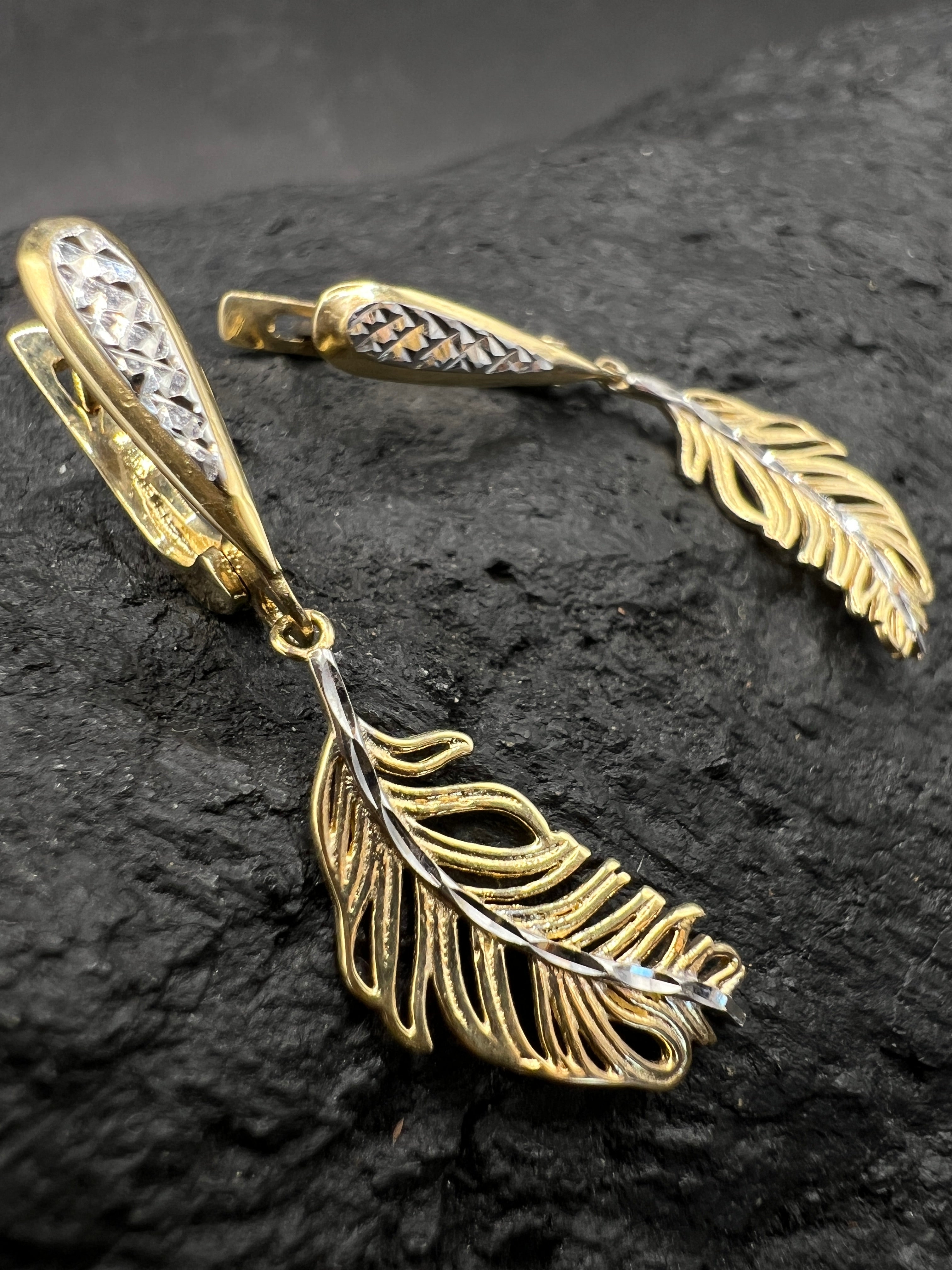 Ohrringe "Bicolor Feder" · 585 Gold · Gelb- und Weißgold · diamantiert