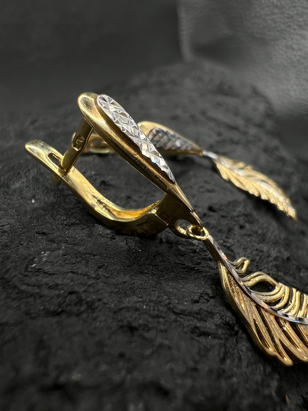 Ohrringe "Bicolor Feder" · 585 Gold · Gelb- und Weißgold · diamantiert