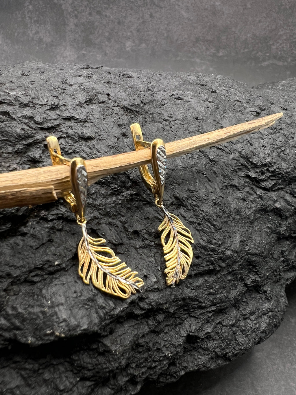 Ohrringe "Bicolor Feder" · 585 Gold · Gelb- und Weißgold · diamantiert