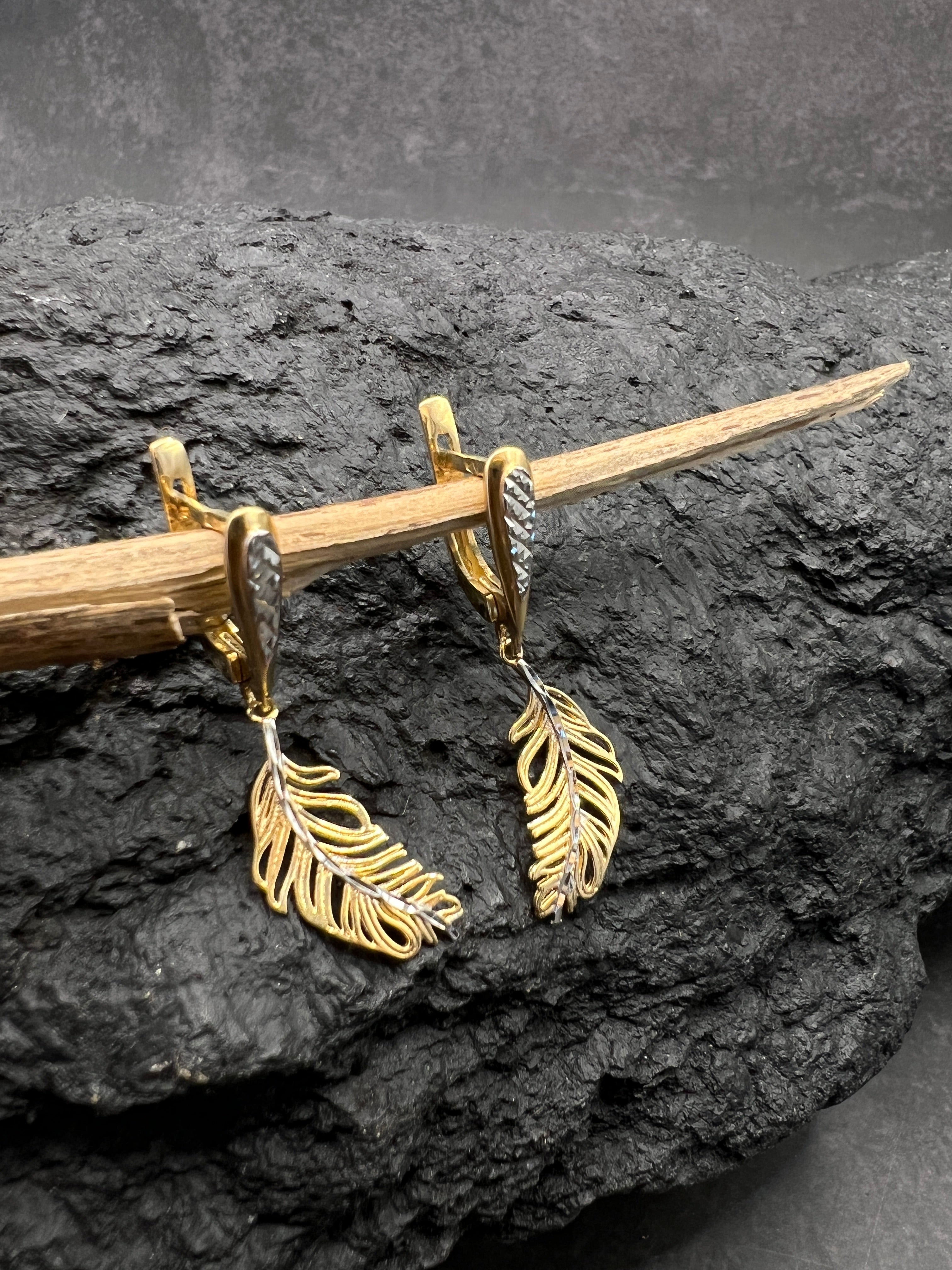 Ohrringe "Bicolor Feder" · 585 Gold · Gelb- und Weißgold · diamantiert