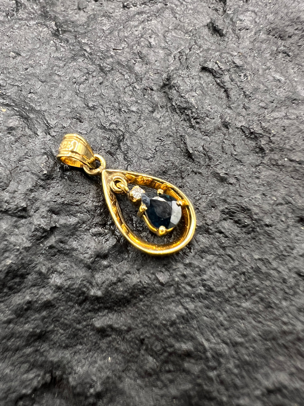 Tropfen Anhänger  •  585 Gold • Gelbgold • 14 Karat  • echter Saphir & Diamant