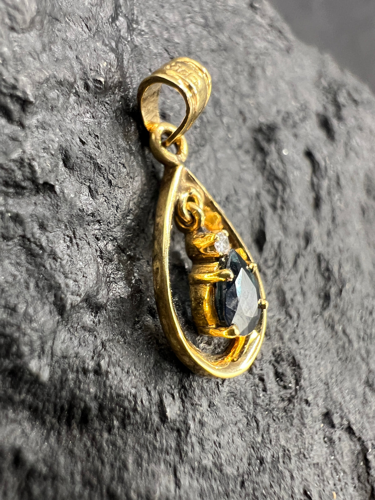 Tropfen Anhänger  •  585 Gold • Gelbgold • 14 Karat  • echter Saphir & Diamant