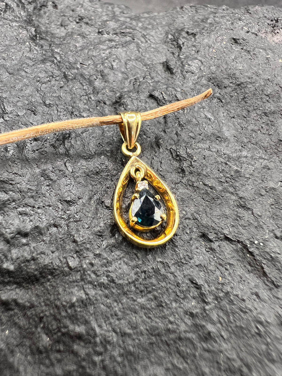 Tropfen Anhänger  •  585 Gold • Gelbgold • 14 Karat  • echter Saphir & Diamant
