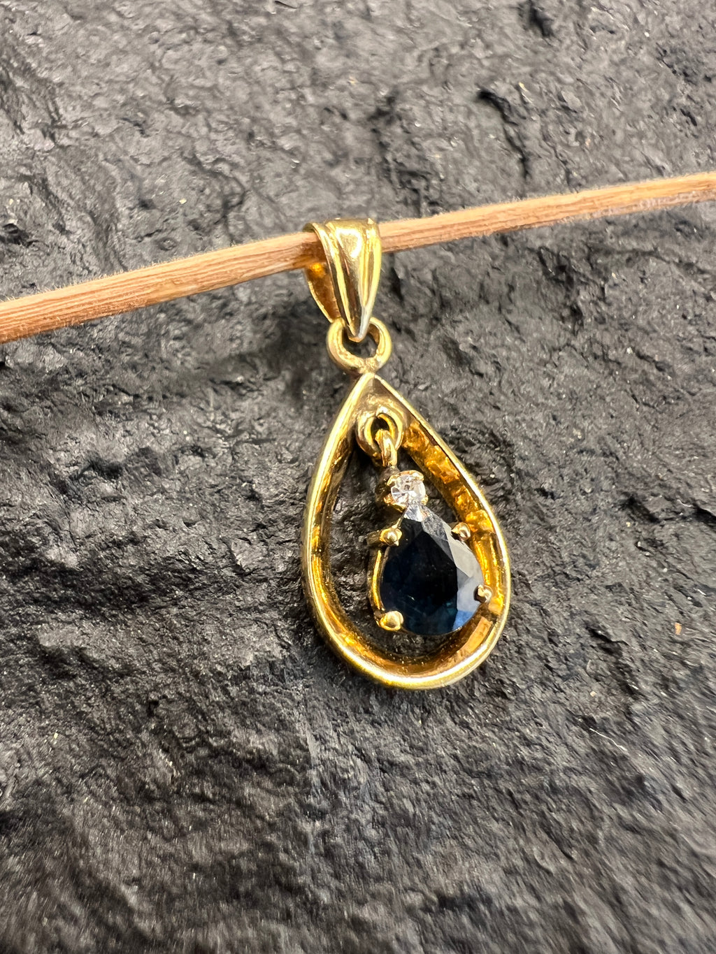 Tropfen Anhänger  •  585 Gold • Gelbgold • 14 Karat  • echter Saphir & Diamant
