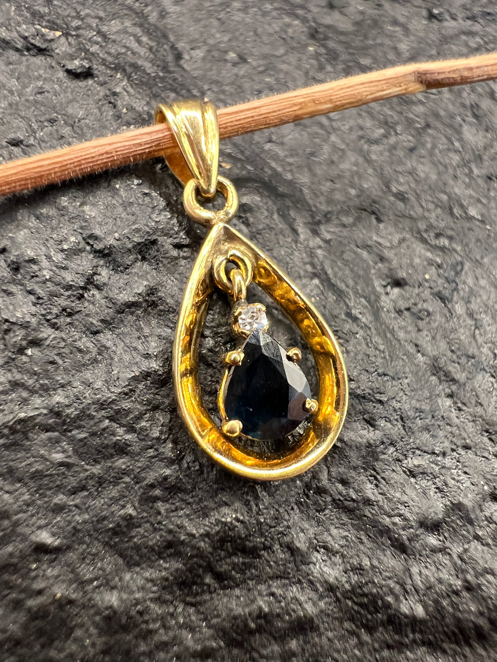Tropfen Anhänger  •  585 Gold • Gelbgold • 14 Karat  • echter Saphir & Diamant