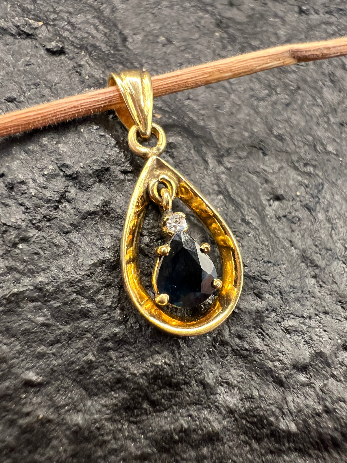 Tropfen Anhänger  •  585 Gold • Gelbgold • 14 Karat  • echter Saphir & Diamant