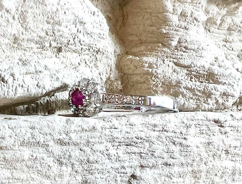 Luxus-Unikat Rubinring „Flower“ – 585er Weißgold mit Rubin & Diamanten - UNIKAT