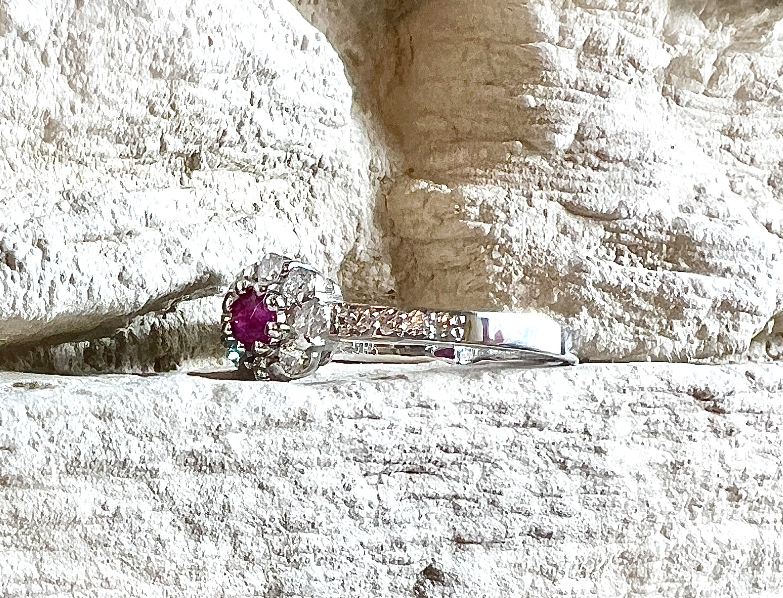 Luxus-Unikat Rubinring „Flower“ – 585er Weißgold mit Rubin & Diamanten - UNIKAT
