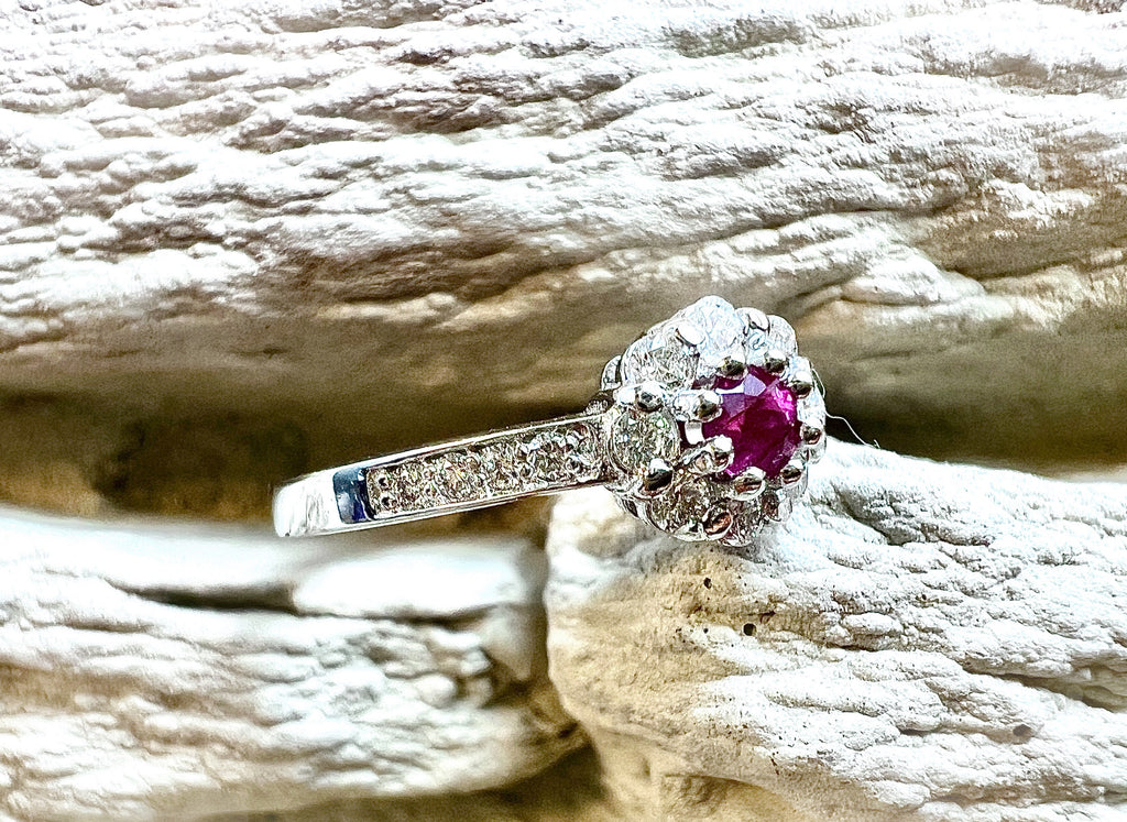 Luxus-Unikat Rubinring „Flower“ – 585er Weißgold mit Rubin & Diamanten - UNIKAT