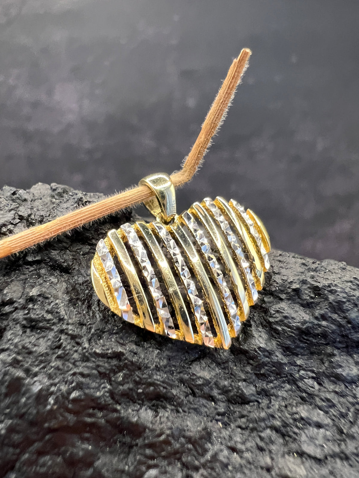 Goldenes Herzspiel · 585 Gold Anhänger · Bicolor · Herz