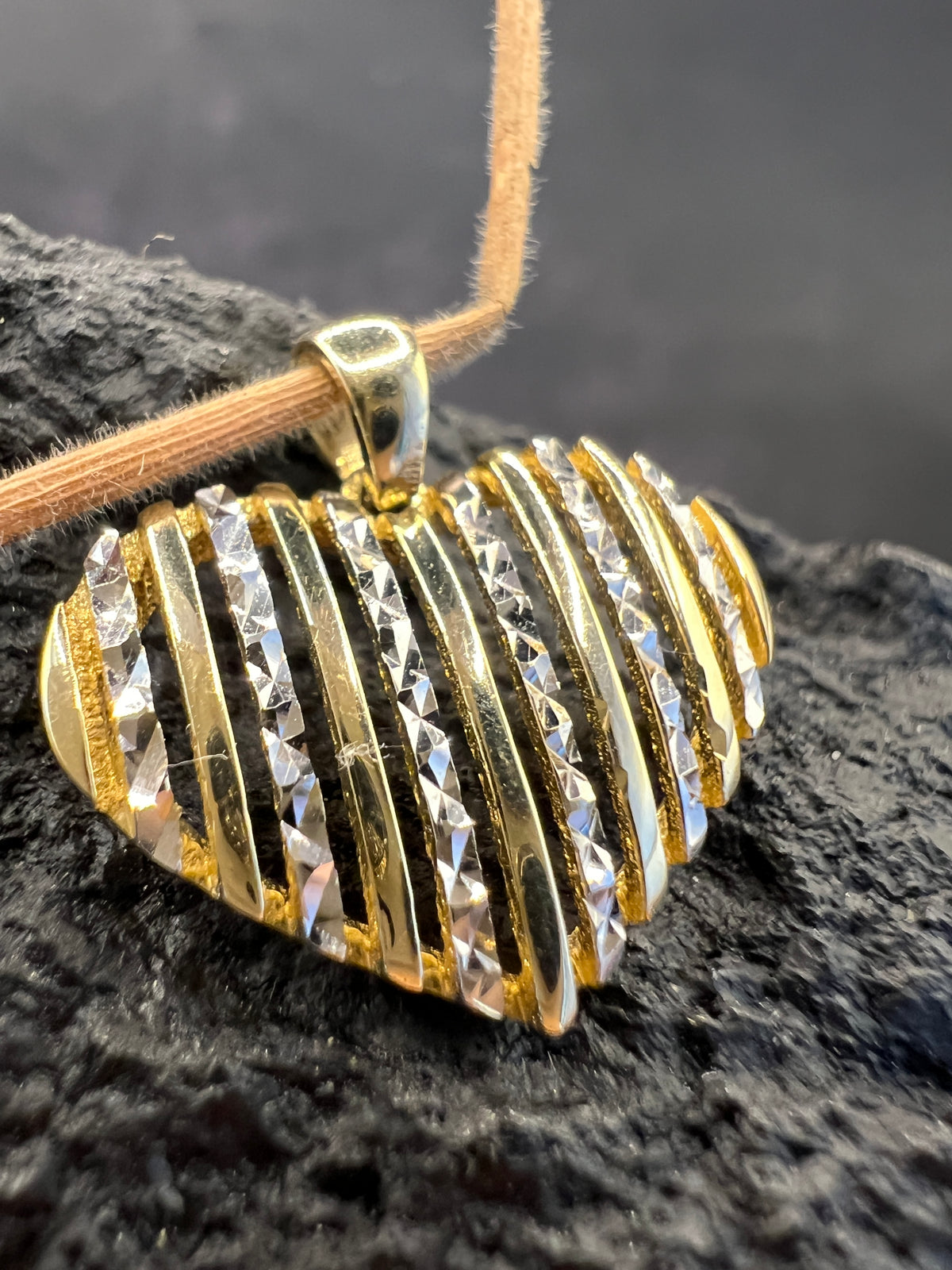 Goldenes Herzspiel · 585 Gold Anhänger · Bicolor · Herz