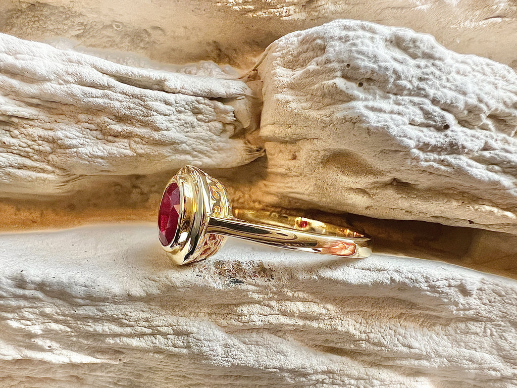 Luxus-Unikat Rubinring „Vintage" – 585er Gelbgold mit Rubin & Diamanten - UNIKAT