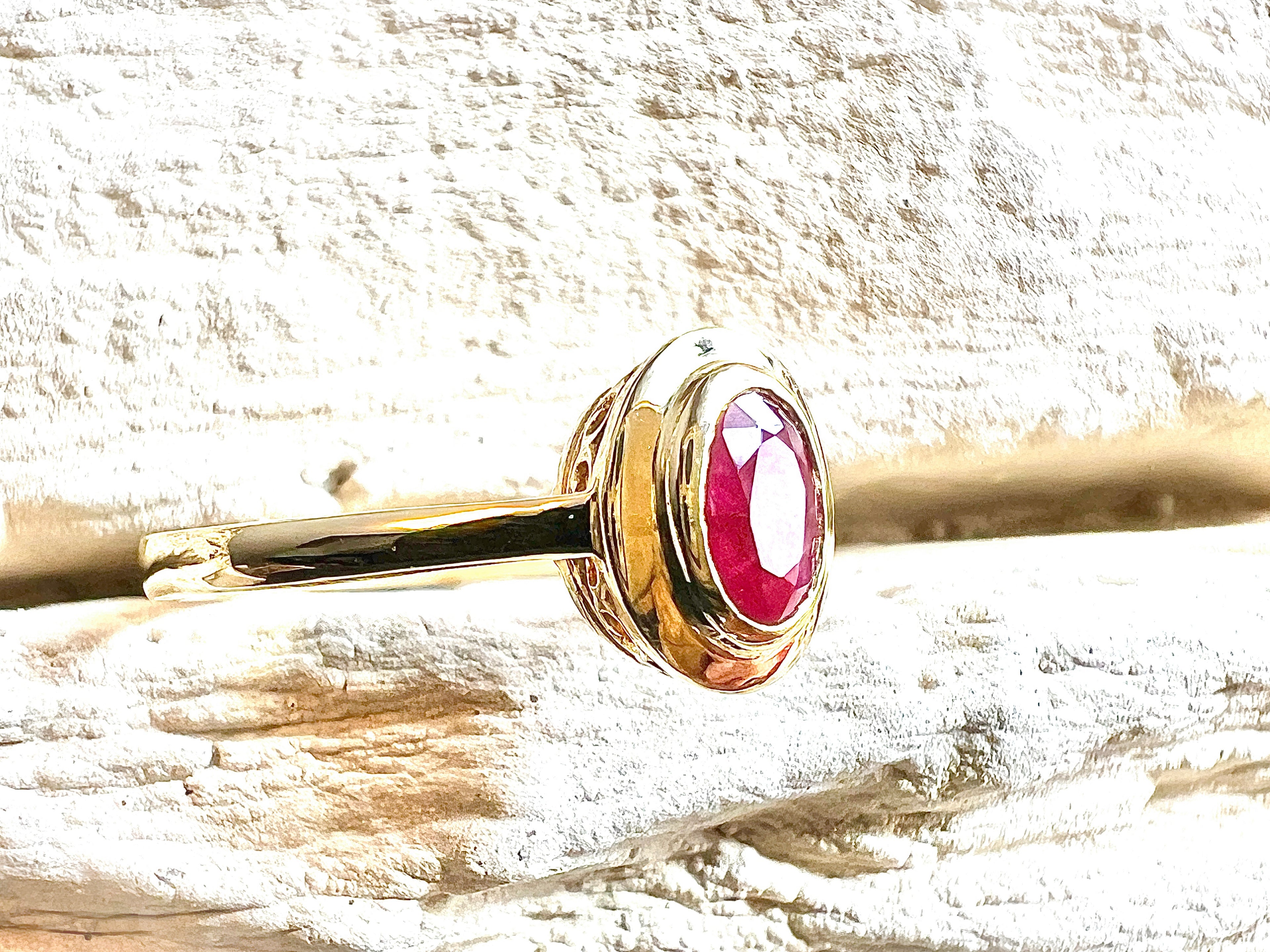 Luxus-Unikat Rubinring „Vintage" – 585er Gelbgold mit Rubin & Diamanten - UNIKAT