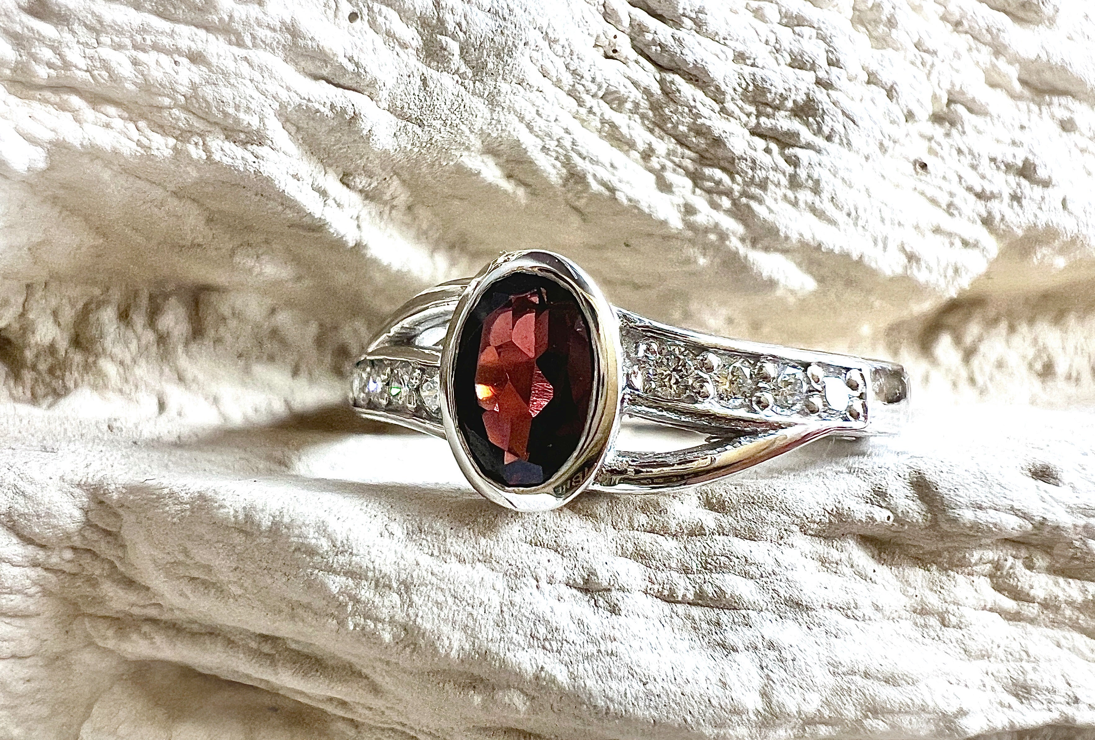 Luxus-Unikat Ring „Rotes Herz“ – Handgefertigt aus 585er Weißgold - UNIKAT