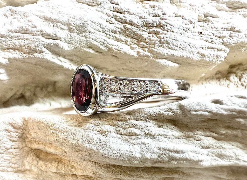 Luxus-Unikat Ring „Rotes Herz“ – Handgefertigt aus 585er Weißgold - UNIKAT