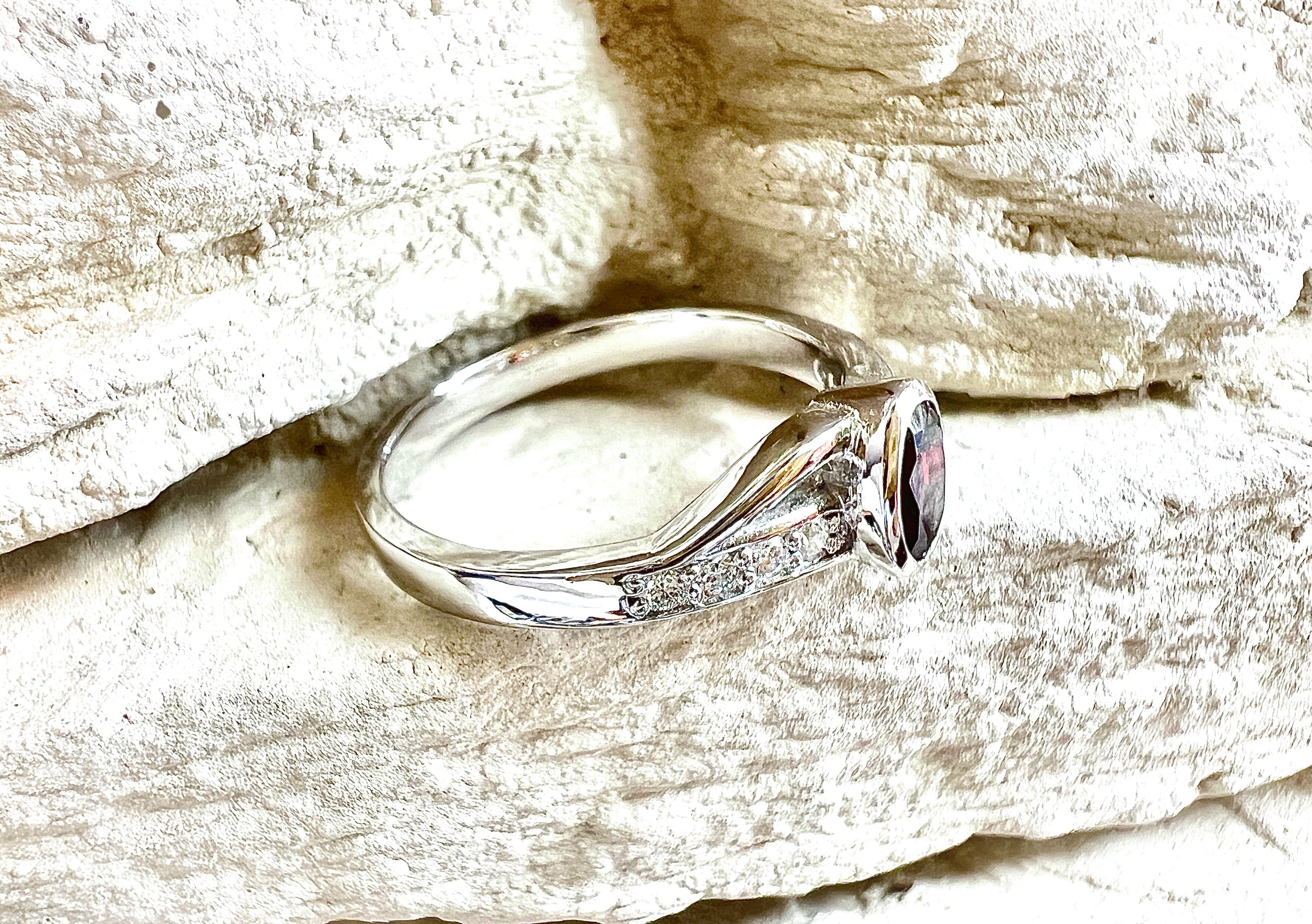 Luxus-Unikat Ring „Rotes Herz“ – Handgefertigt aus 585er Weißgold - UNIKAT