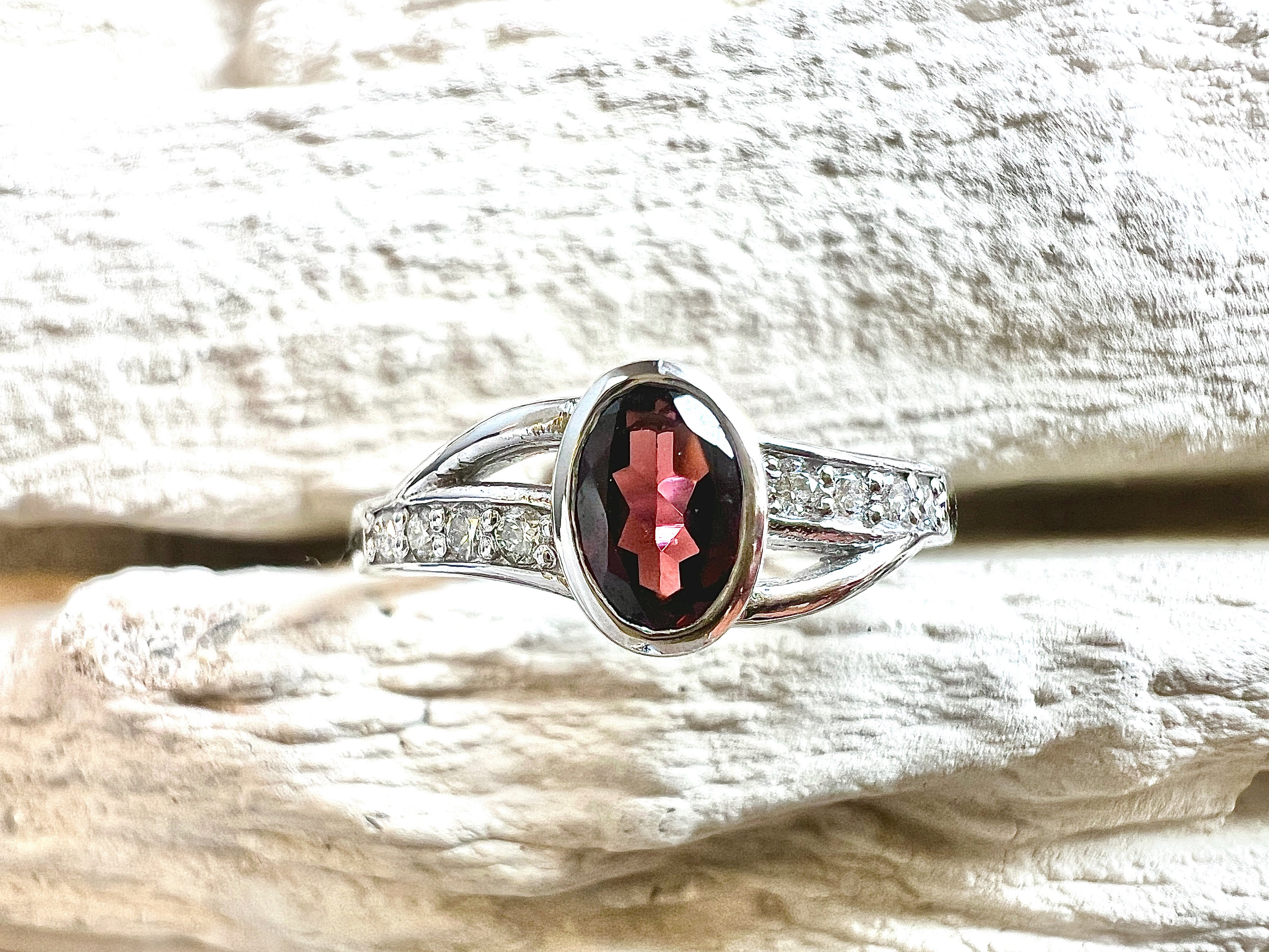 Luxus-Unikat Ring „Rotes Herz“ – Handgefertigt aus 585er Weißgold - UNIKAT