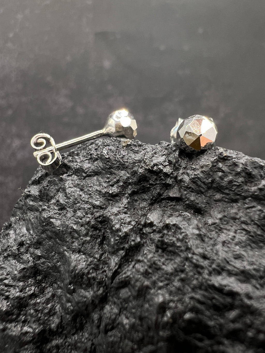 585 Weißgold · Kugeln · gehämmert · Ohrstecker · unisex