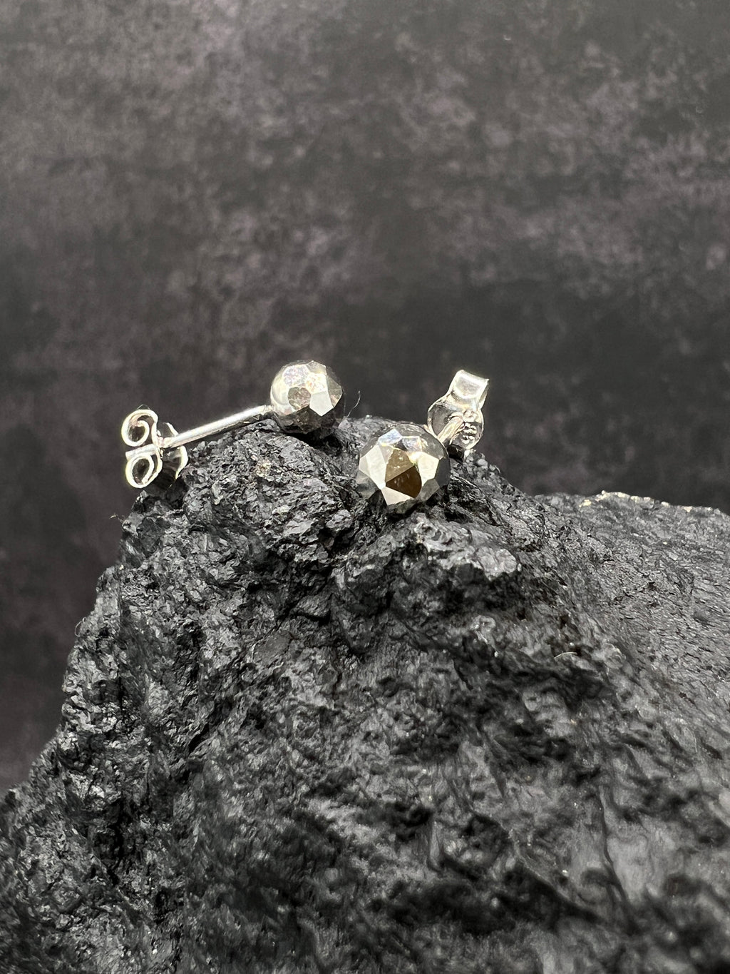 585 Weißgold · Kugeln · gehämmert · Ohrstecker · unisex