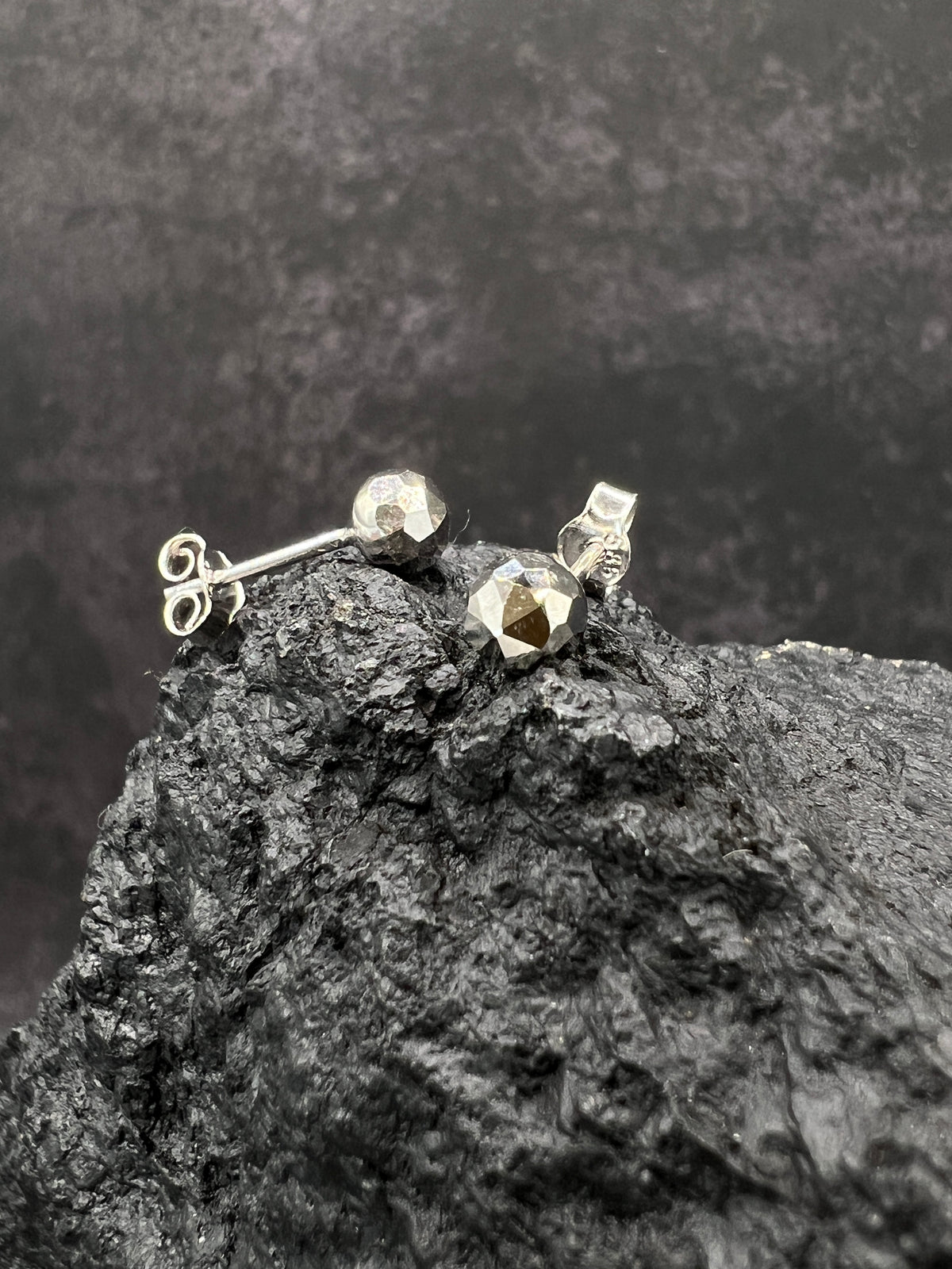 585 Weißgold · Kugeln · gehämmert · Ohrstecker · unisex